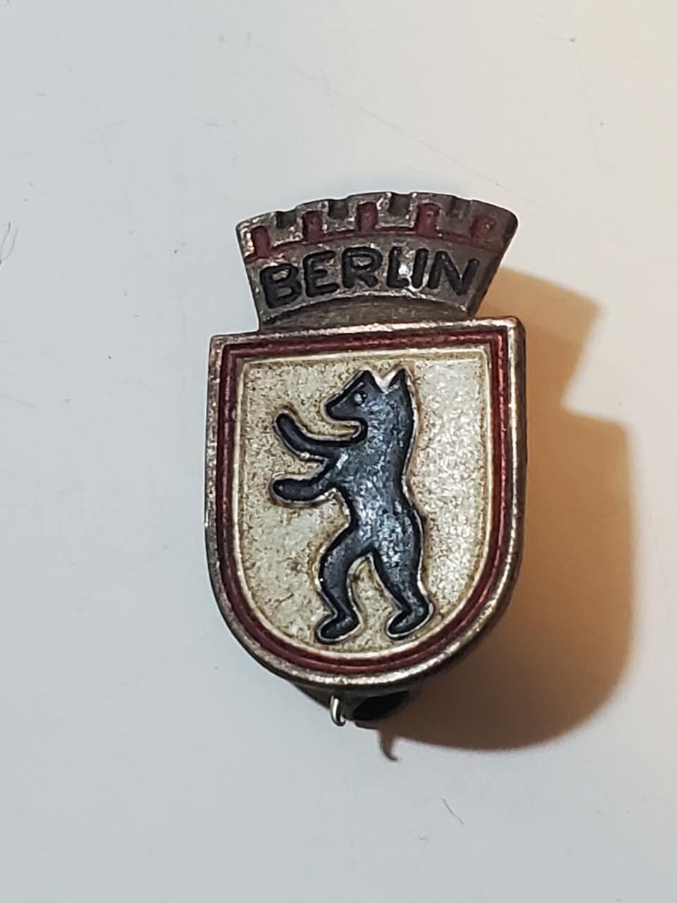 韵星假日拍卖第三十八期 -- Rimey Holidays Auction 38 民主德国柏林市市政府工作证章 早期版本