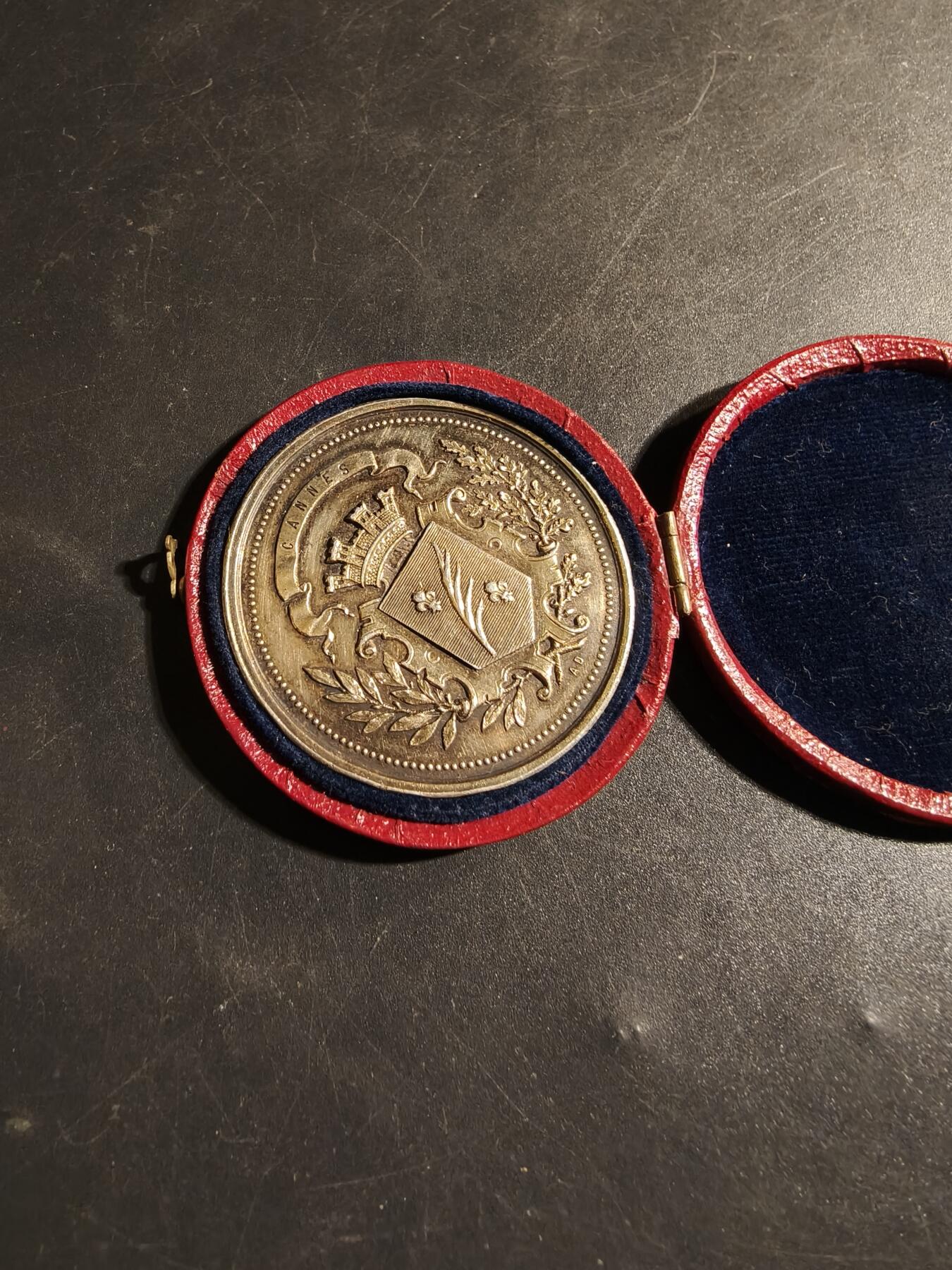 老王徽章第178期 法国1899戛纳和格拉斯地区农业、园艺和驯化协会大银章     原盒     950银      直径41mm     重量35.7g