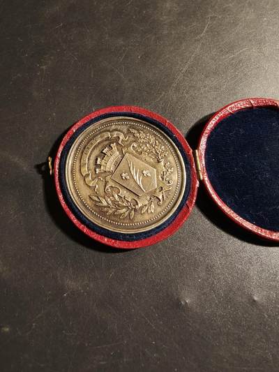 老王徽章第178期 - 法国1899戛纳和格拉斯地区农业、园艺和驯化协会大银章     原盒     950银      直径41mm     重量35.7g