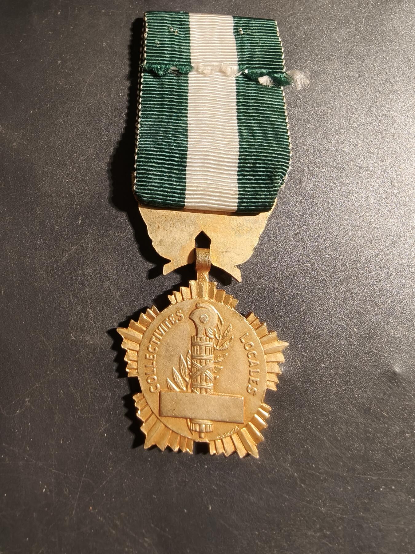 老王徽章第178期 法国金级地方嘉奖奖章    螃蟹银标 镀金    20.5g