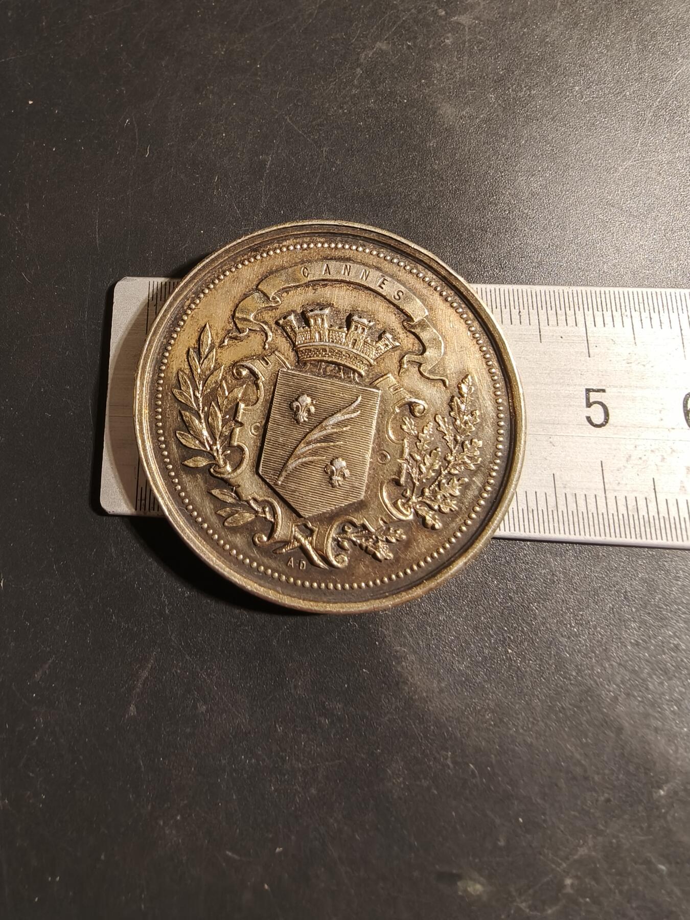 老王徽章第178期 法国1899戛纳和格拉斯地区农业、园艺和驯化协会大银章     原盒     950银      直径41mm     重量35.7g