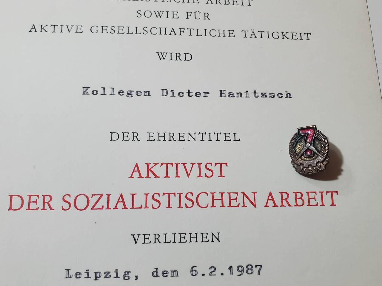 韵星假日拍卖第三十八期 -- Rimey Holidays Auction 38 民主德国社会主义建设功勋活动家奖章带证书一套