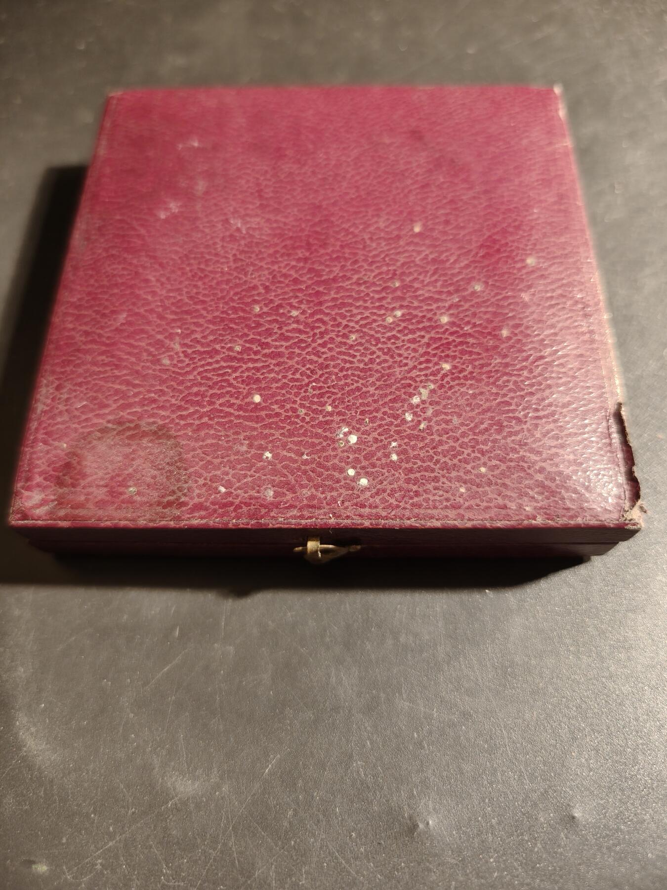 老王徽章第178期 法国电气建筑总工会大铜章     原盒     大师皮列作品    直径68mm     重量153.1g