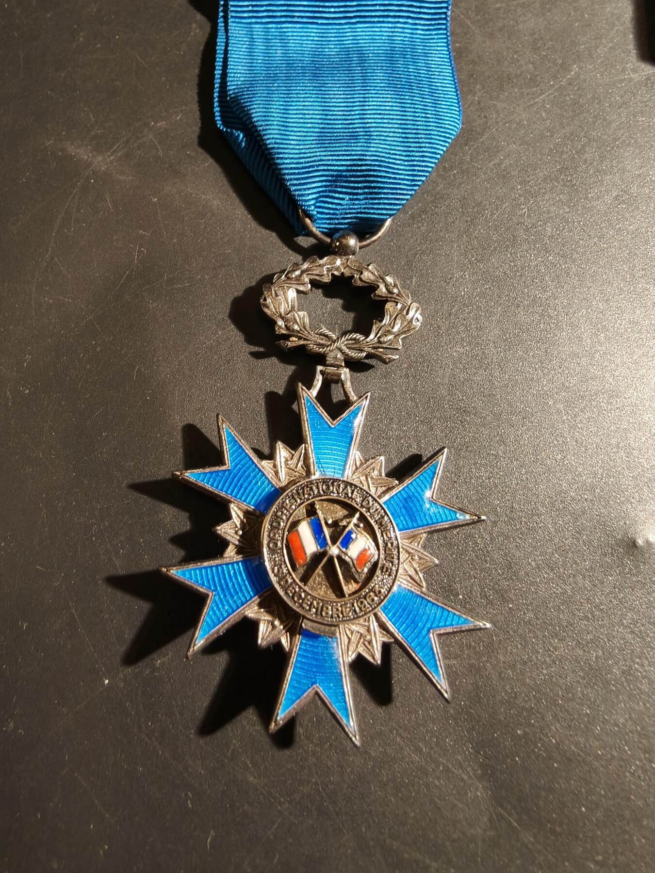 老王徽章第178期 法国骑士级国家功勋勋章    原盒    银质珐琅     连接处螃蟹银标     27.4g  