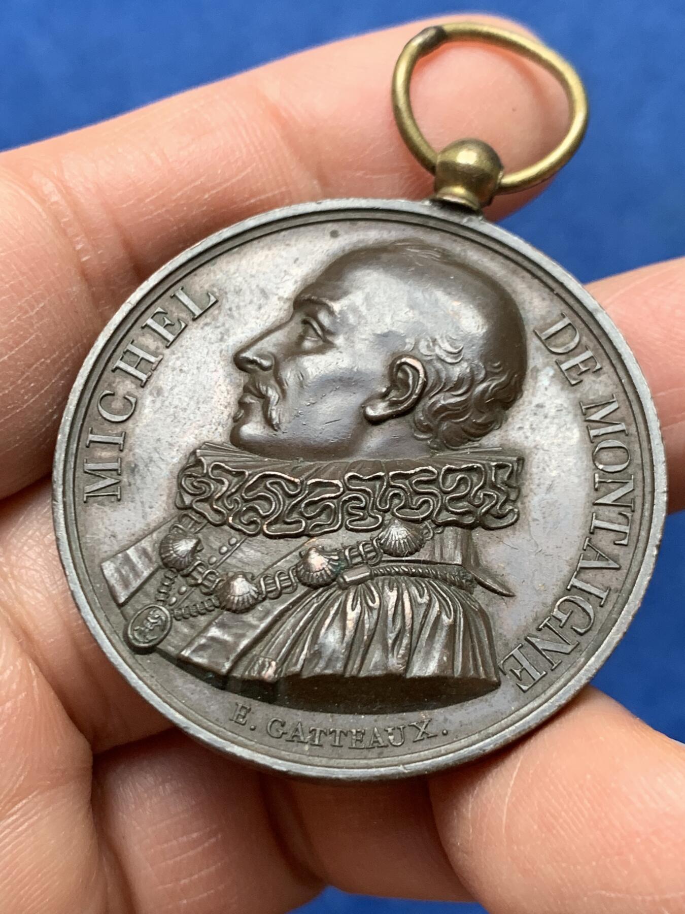 《竞宝斋》第460场 周日，周一，2场连拍 （全场包邮）欢迎送拍 法国名人米歇尔·德·蒙田纪念铜章，该章是法国“伟大人物金属画廊”系列的一部分，纪念的是文艺复兴时期的法国哲学家/作家-蒙田，他以其《随笔集》而闻名于世。37.35克，40.6mm，高浮雕，细节见图。