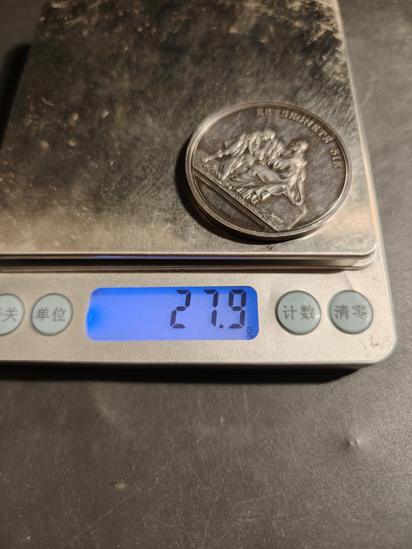 老王徽章第178期 德国基督教题材银章    原盒     正面为耶稣为小孩子祝福   背面引用旧约箴言书:“敬畏耶和华是智慧的开端”       900银     直径42mm     重量27.9g