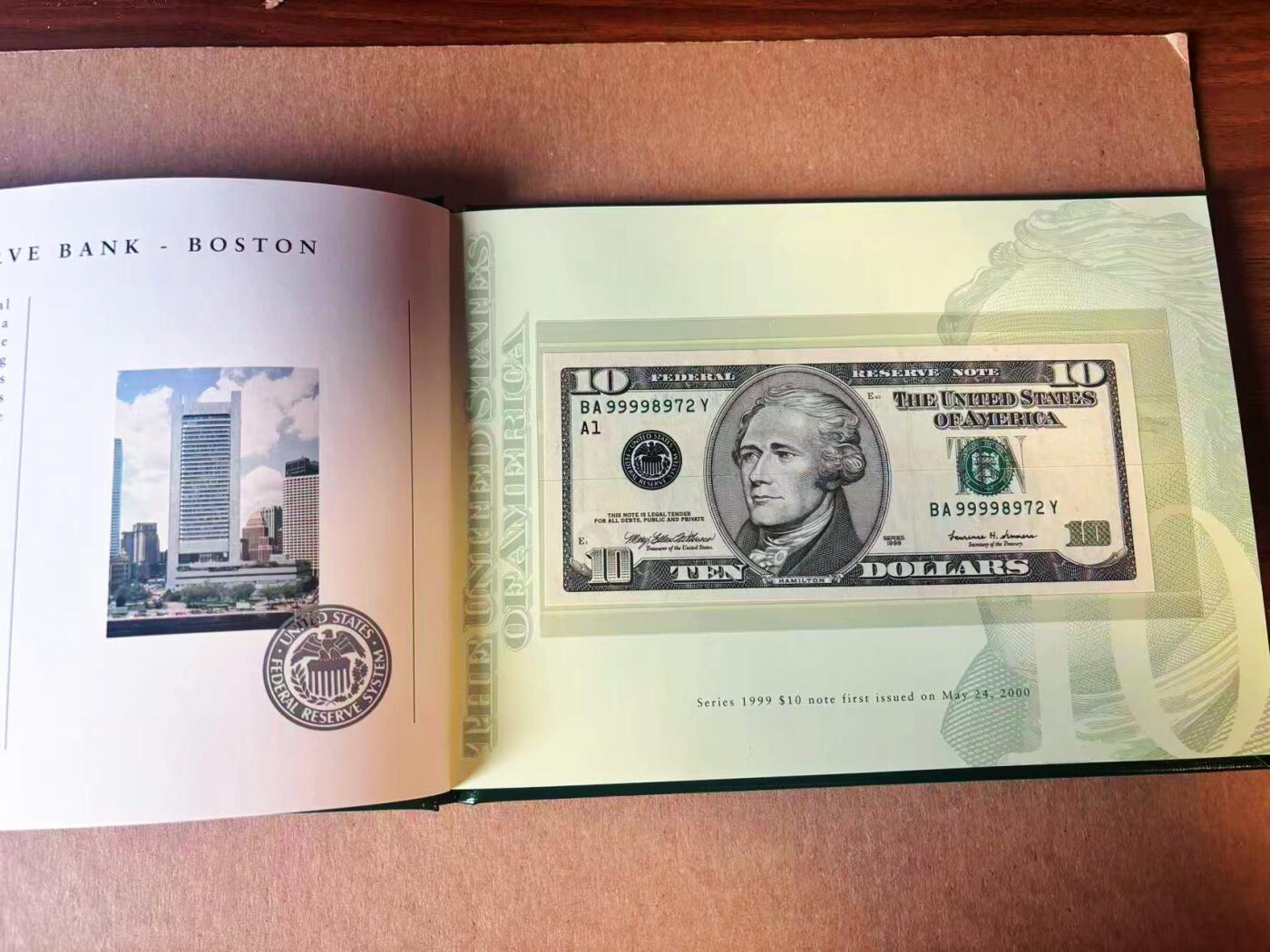 【Blue Auction】世界纸币精拍第777期——18级TOP拍卖/信誉/品质/专业/高效💫  【12区99998972全同号 新版美元首发纪念 BEP原装皮册】美国1999年10美金 内含财政部长签名及各储备区银行图文介绍 仅2000套 全新UNC