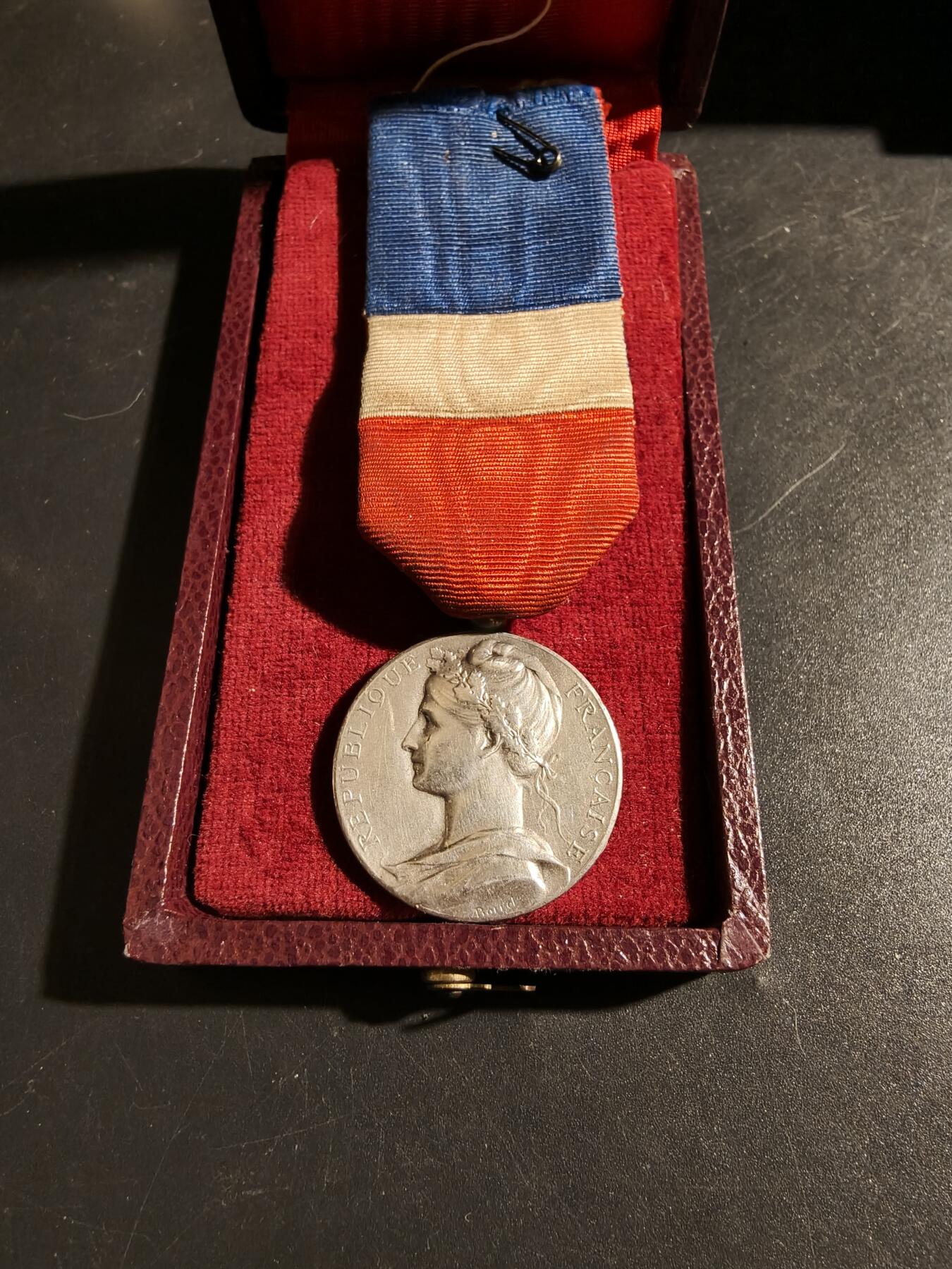 老王徽章第178期 法国工商部银级劳工奖章     原盒     少见20世纪初1901年版     950银      13.9g        950银 