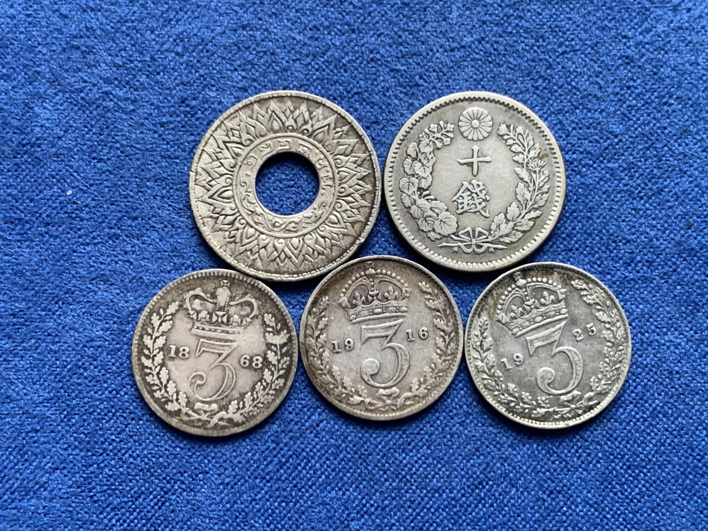 《竞宝斋》第460场 周日，周一，2场连拍 （全场包邮）欢迎送拍 五枚一组 英国3便士银币（1916年/1925年乔治五世+1968年小维多利亚女王）+日本明治三十年十钱龙银币 高银+泰国1941年10萨当银币 总重9.21克