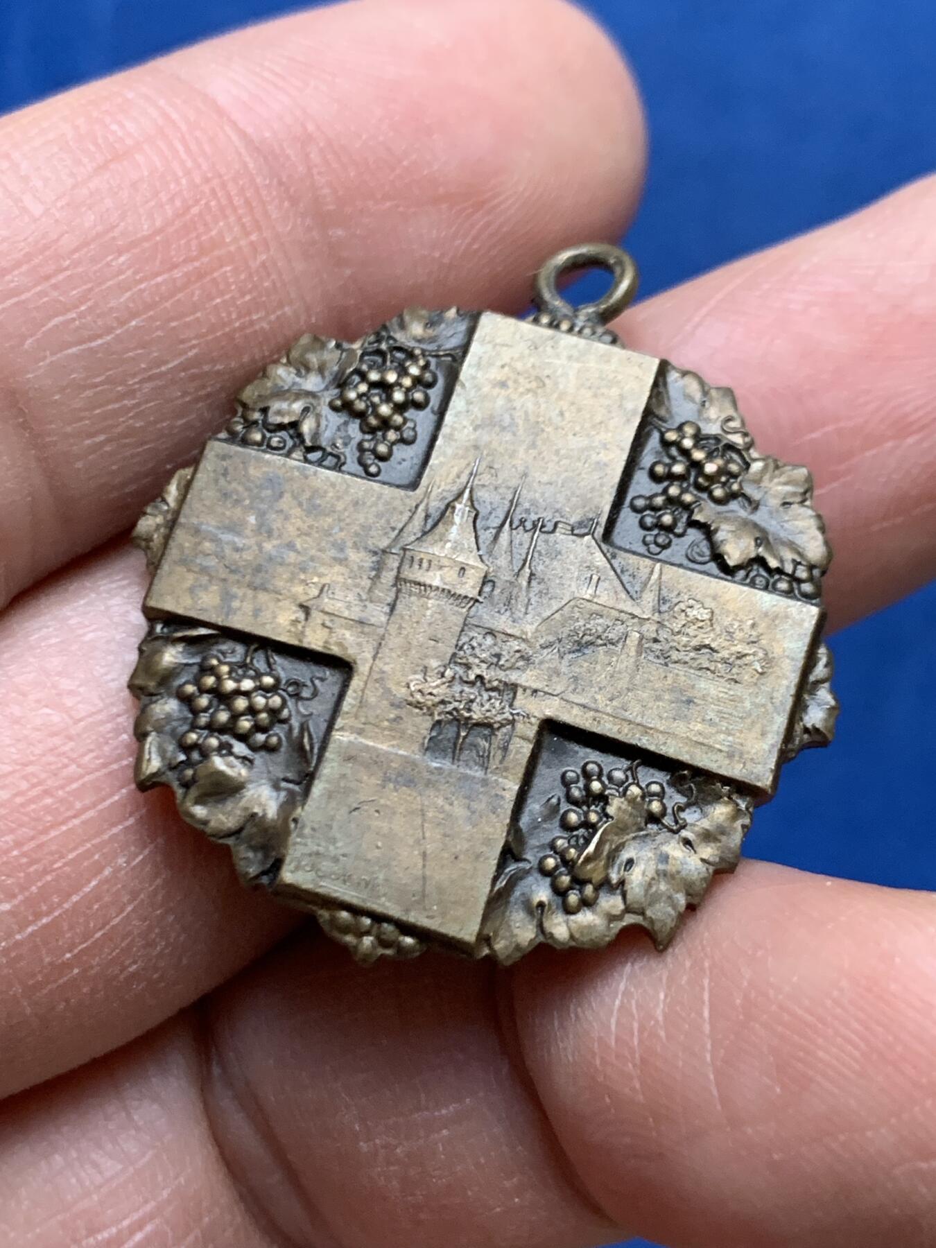 《竞宝斋》第460场 周日，周一，2场连拍 （全场包邮）欢迎送拍 瑞士 1920年 沃州体操节 纪念章 比较少见的品种 30.6X34.3mm 12.2克