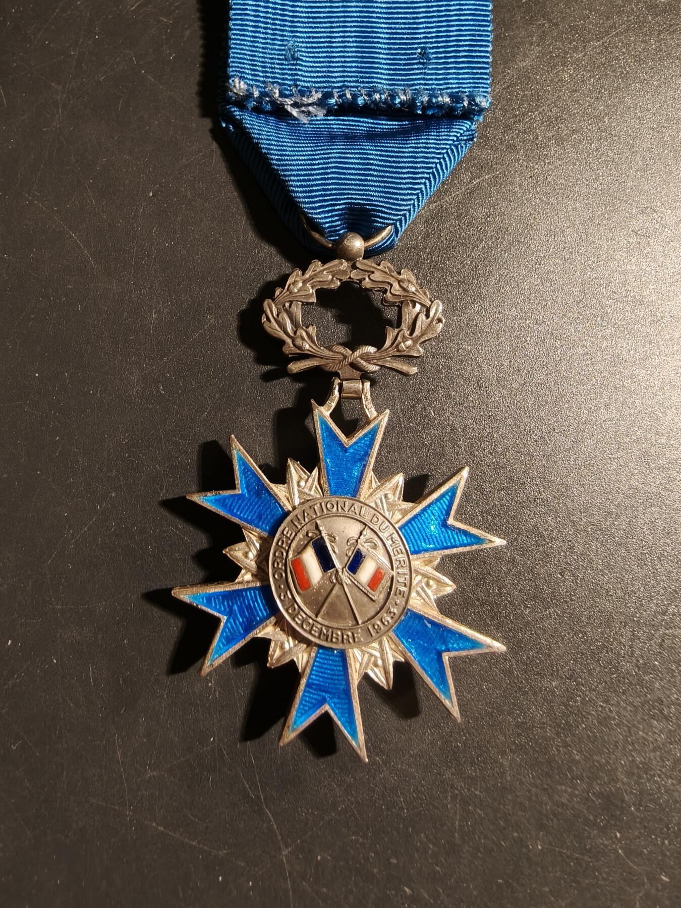 老王徽章第178期 法国骑士级国家功勋勋章    950银质珐琅    原盒      24g