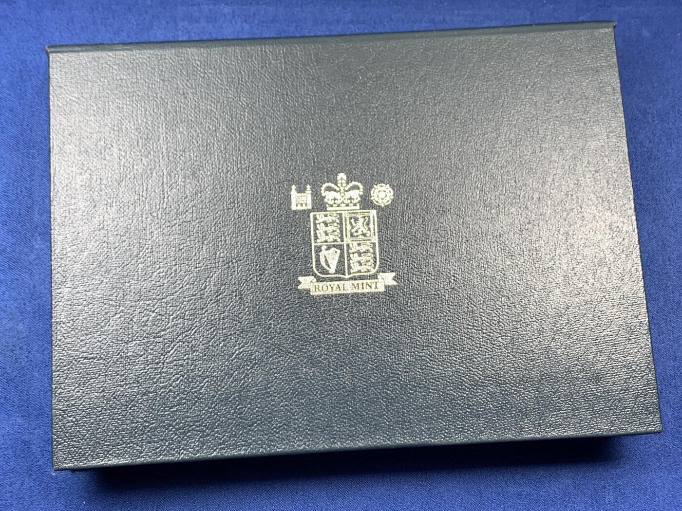 《竞宝斋》第460场 周日，周一，2场连拍 （全场包邮）欢迎送拍 英国1996年精制套币，带1枚5英镑女王70大寿精致纪念币，1枚2英镑欧洲杯精致纪念币，1枚1英镑凯尔特十字精致纪念币，9枚币盒证齐全，品相精美，高档盒装