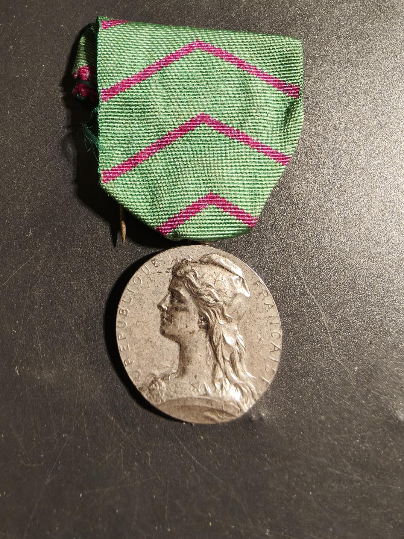 老王徽章第178期 法国银级监狱管理局荣誉服务奖章    925银      13.2g