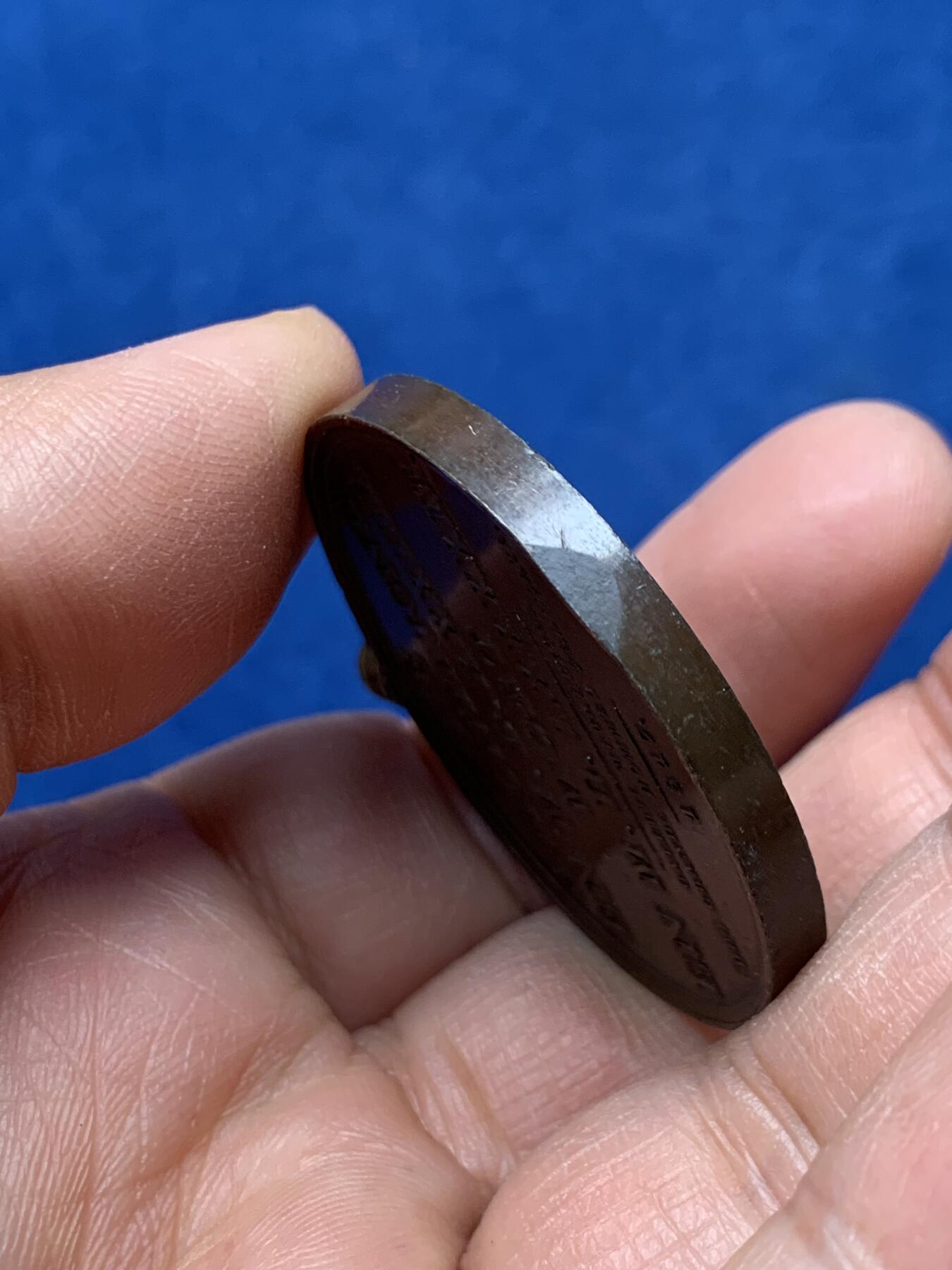 《竞宝斋》第460场 周日，周一，2场连拍 （全场包邮）欢迎送拍 法国名人米歇尔·德·蒙田纪念铜章，该章是法国“伟大人物金属画廊”系列的一部分，纪念的是文艺复兴时期的法国哲学家/作家-蒙田，他以其《随笔集》而闻名于世。37.35克，40.6mm，高浮雕，细节见图。