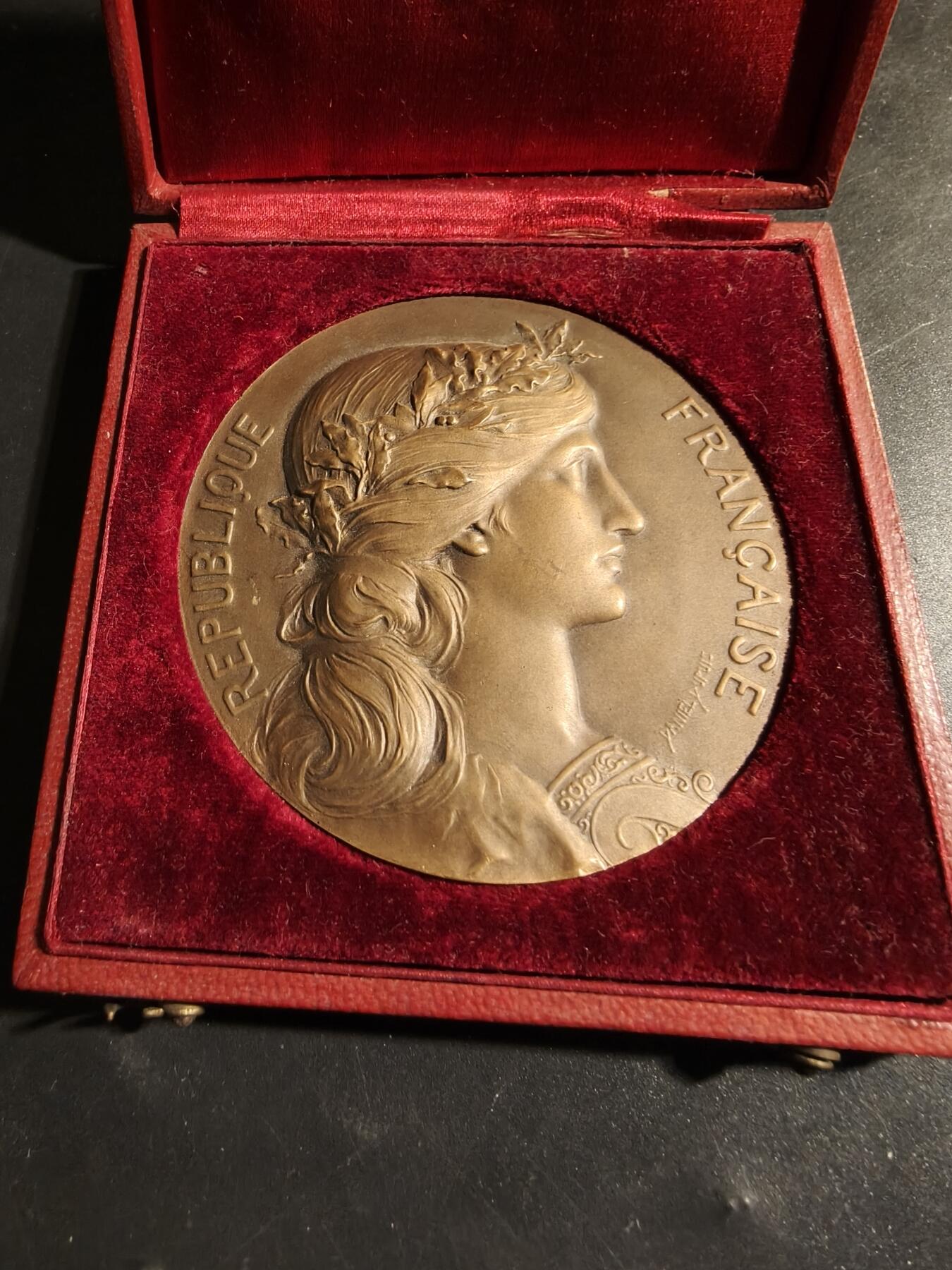 老王徽章第178期 法国陶瓷制品制造商联合会大铜章    原盒     大师亨利杜布瓦作品      大尺寸版     直径68mm    重量145.2g