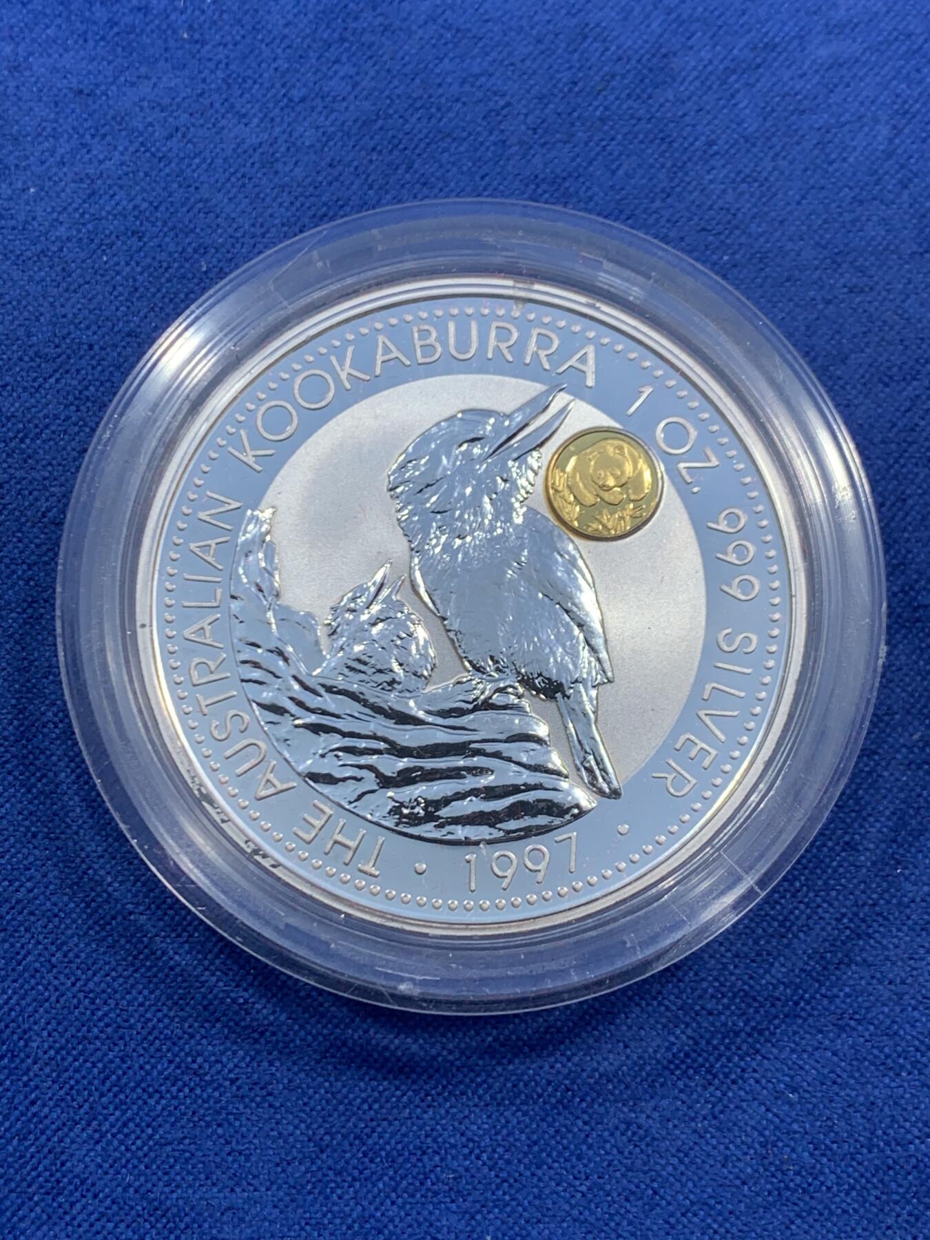 《竞宝斋》第460场 周日，周一，2场连拍 （全场包邮）欢迎送拍 澳大利亚 1997年 笑翠鸟 熊猫镶嵌银币 含纯银1盎司999银，镶嵌部分重约0.5克黄金，发行1.5万枚，为上海国际钱币展而发行，细节见图