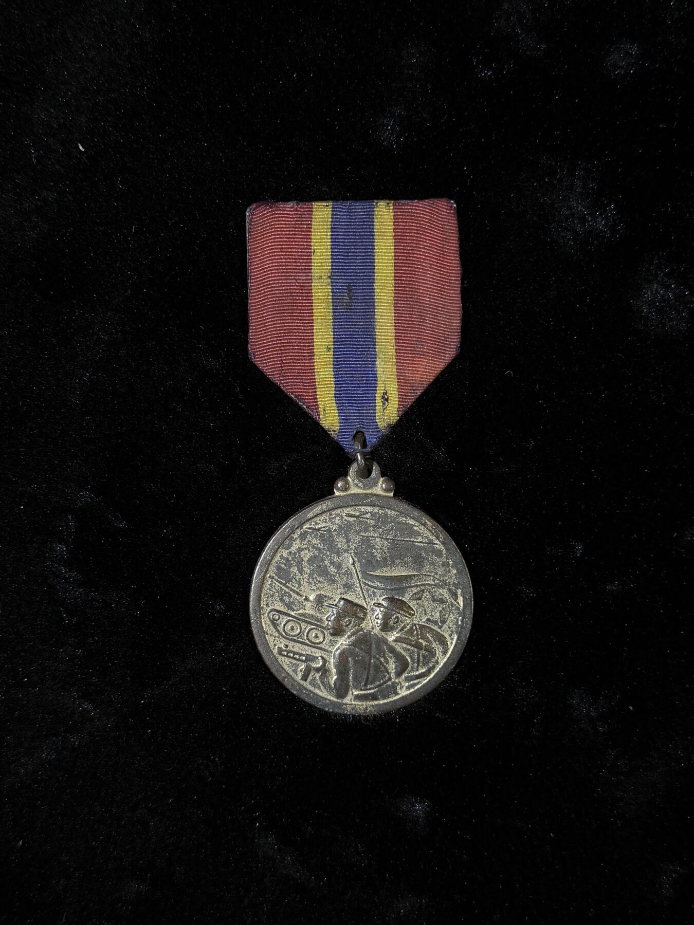 戎马世界章牌大赏第110期 朝鲜祖国解放纪念章，补发版，镀层有损