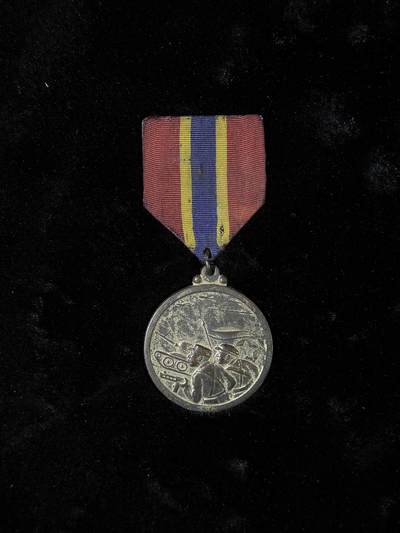 戎马世界章牌大赏第110期 - 朝鲜祖国解放纪念章，补发版，镀层有损