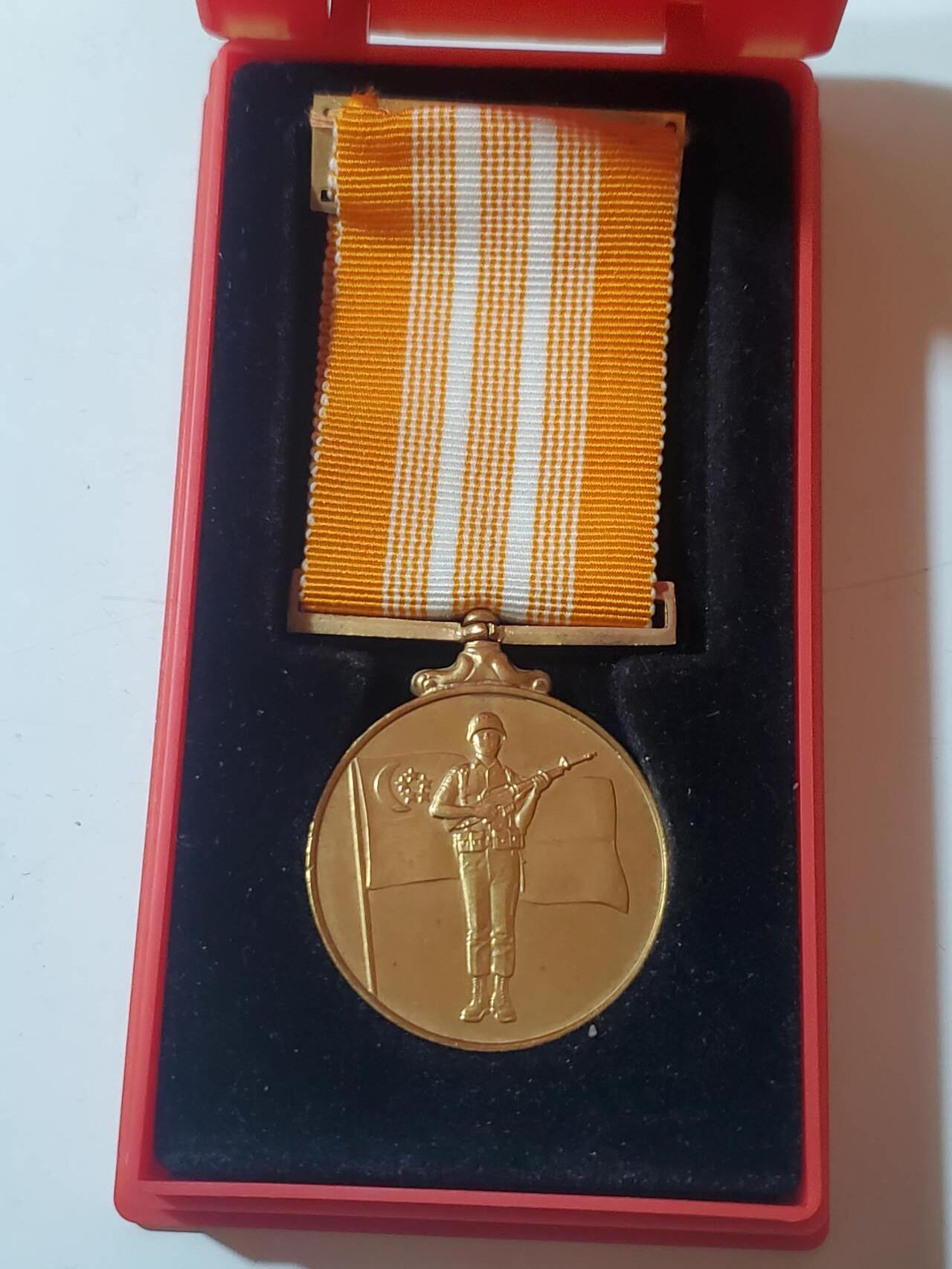韵星假日拍卖第三十八期 -- Rimey Holidays Auction 38 新加坡共和国武装力量优秀服务奖章 早期绒布内衬版本 铜镀金带原盒 少见
