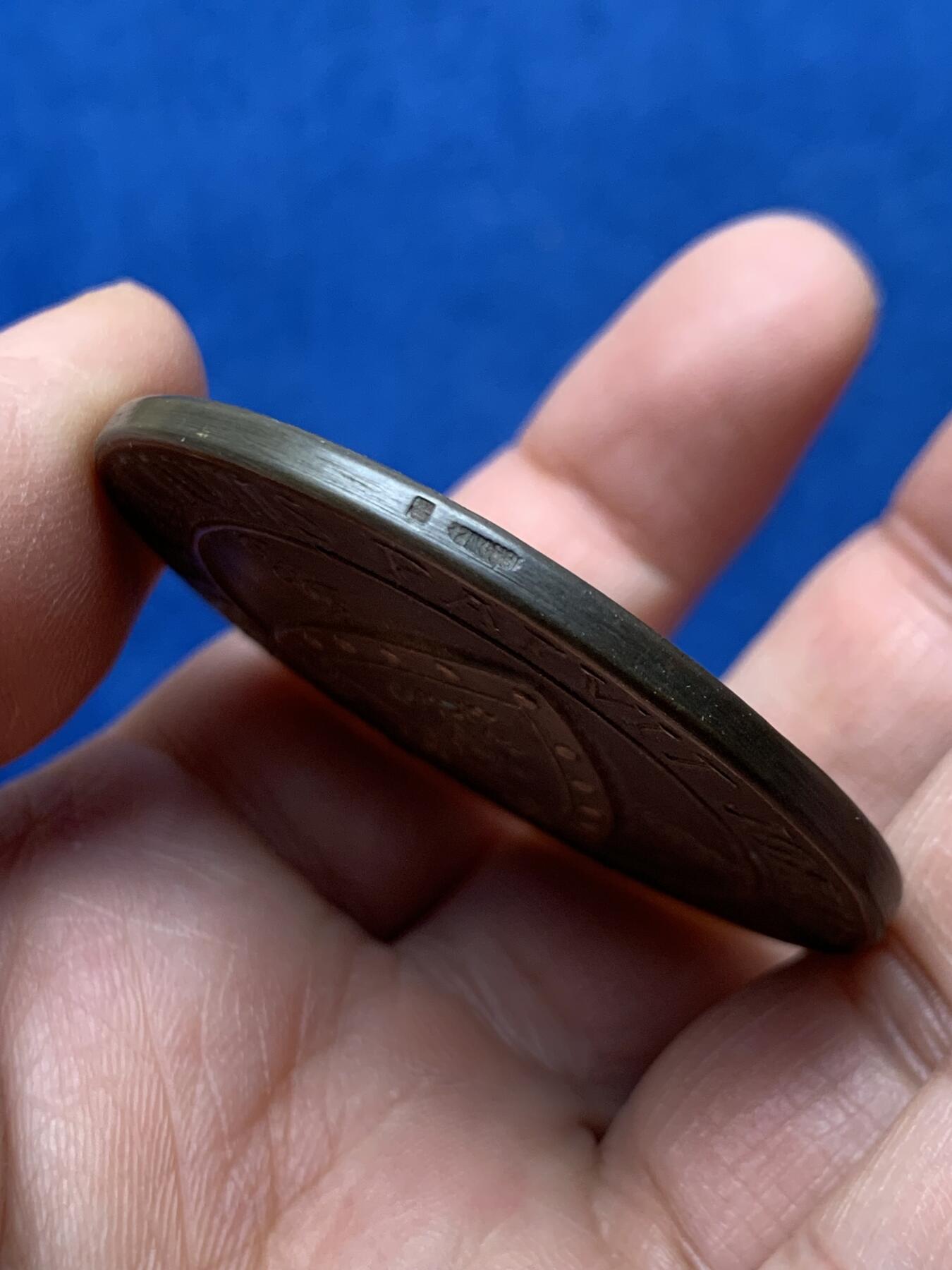 《竞宝斋》第460场 周日，周一，2场连拍 （全场包邮）欢迎送拍 圣女贞德在普瓦捷的自省500周年纪念铜章 正方形铜标 57.3克 49.6mm