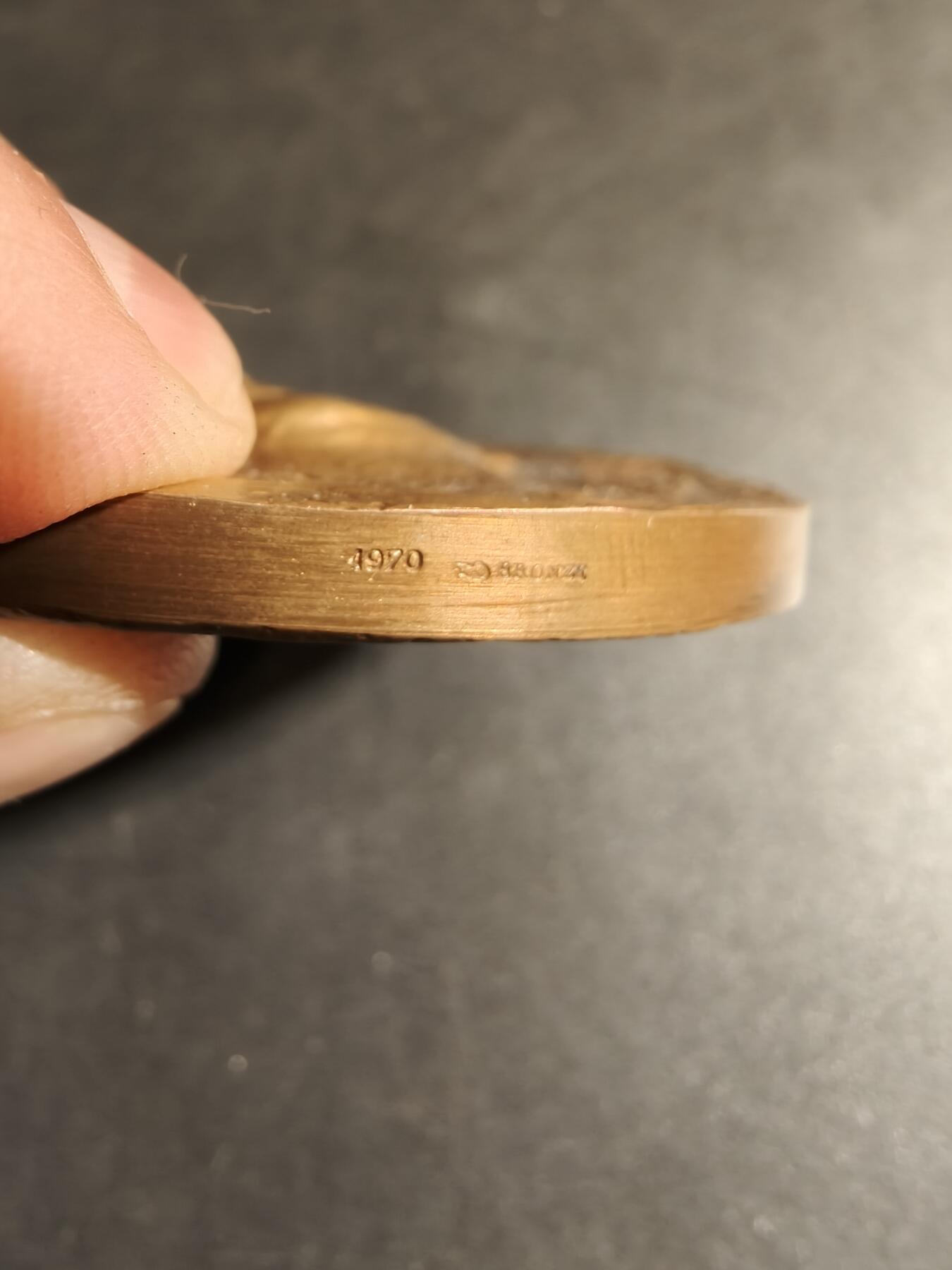 老王徽章第178期 法国戴高乐将军二战大铜章     原盒高浮雕     直径68mm    重量190g