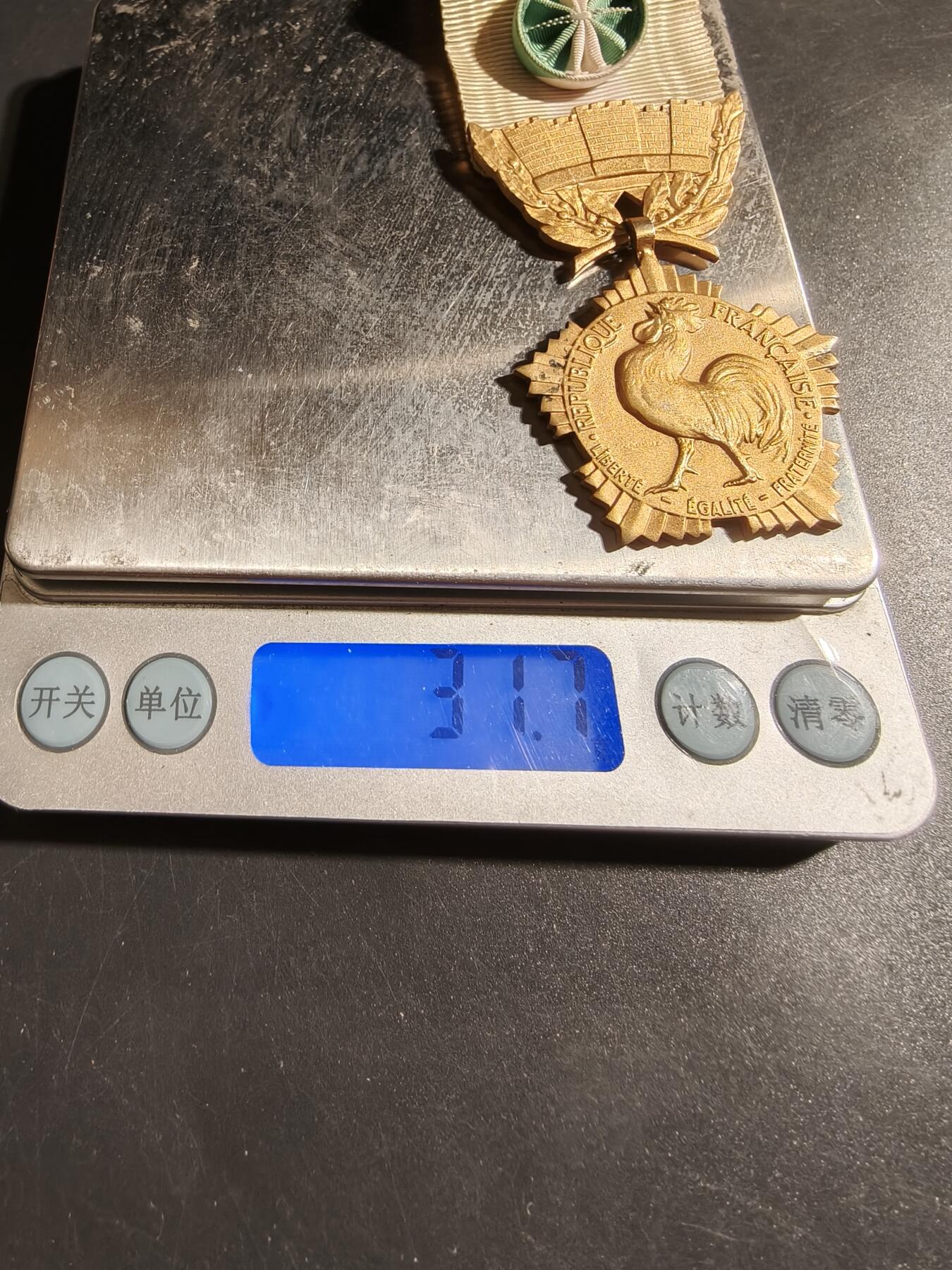 老王徽章第178期 法国金级地方嘉奖奖章    950银镀金     31.7g