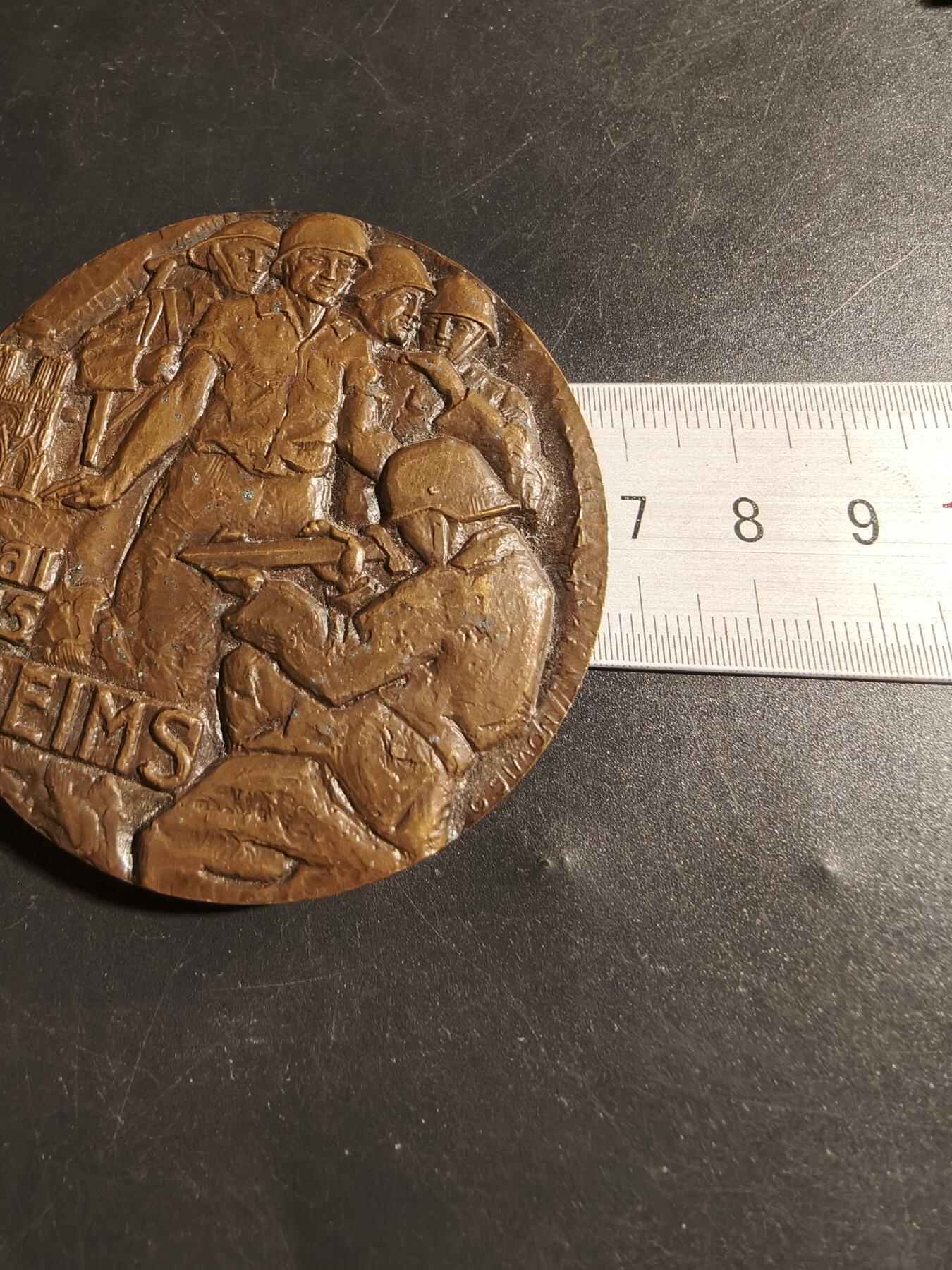 老王徽章第178期 法国1945年3月解放兰斯市大铜章    原盒，盒子卡扣损坏      直径66mm     重量151.7g