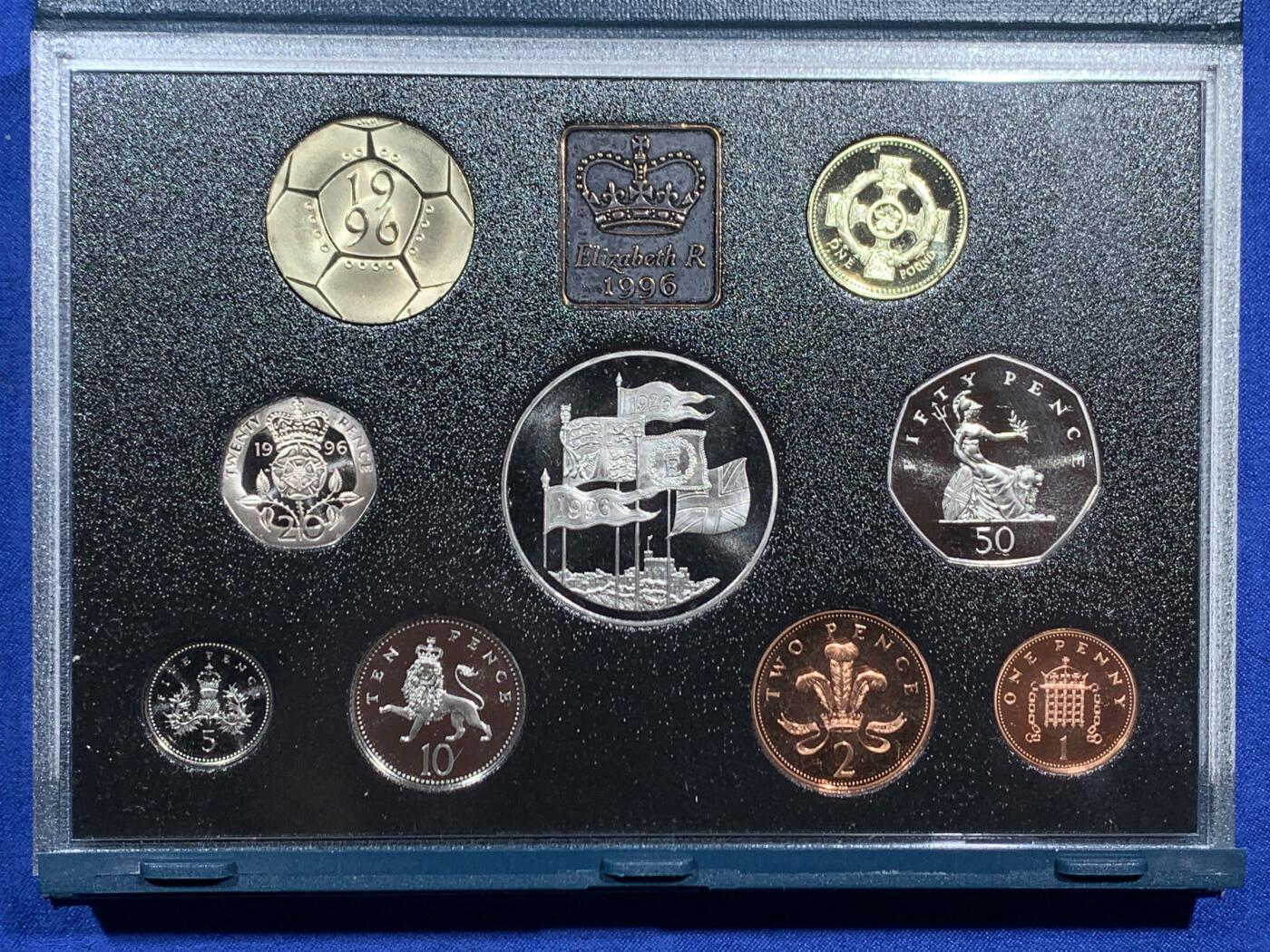 《竞宝斋》第460场 周日，周一，2场连拍 （全场包邮）欢迎送拍 英国1996年精制套币，带1枚5英镑女王70大寿精致纪念币，1枚2英镑欧洲杯精致纪念币，1枚1英镑凯尔特十字精致纪念币，9枚币盒证齐全，品相精美，高档盒装