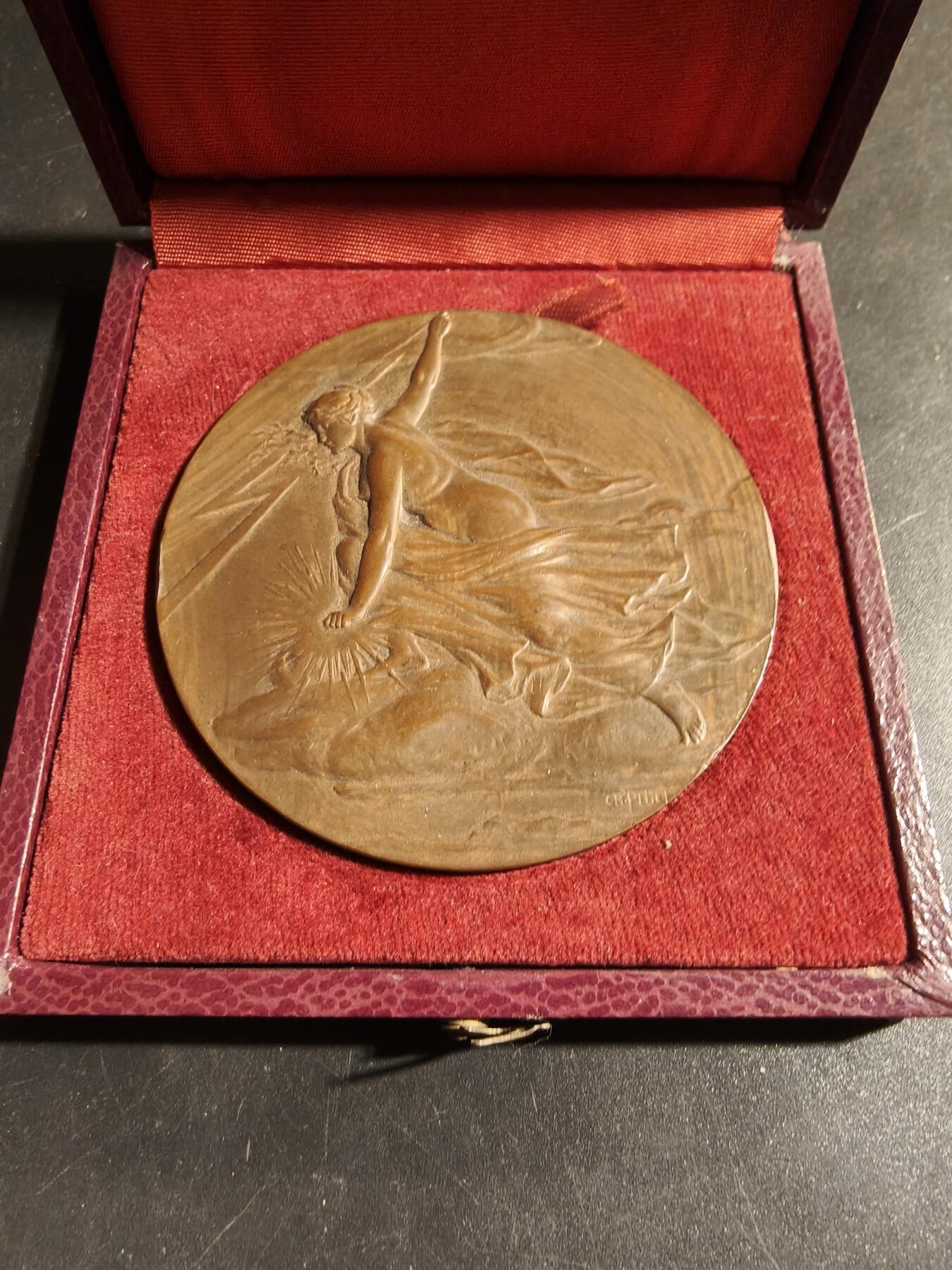 老王徽章第178期 法国电气建筑总工会大铜章     原盒     大师皮列作品    直径68mm     重量153.1g