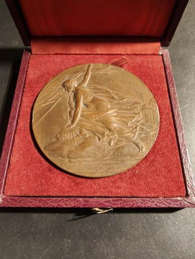 老王徽章第178期 - 法国电气建筑总工会大铜章     原盒     大师皮列作品    直径68mm     重量153.1g