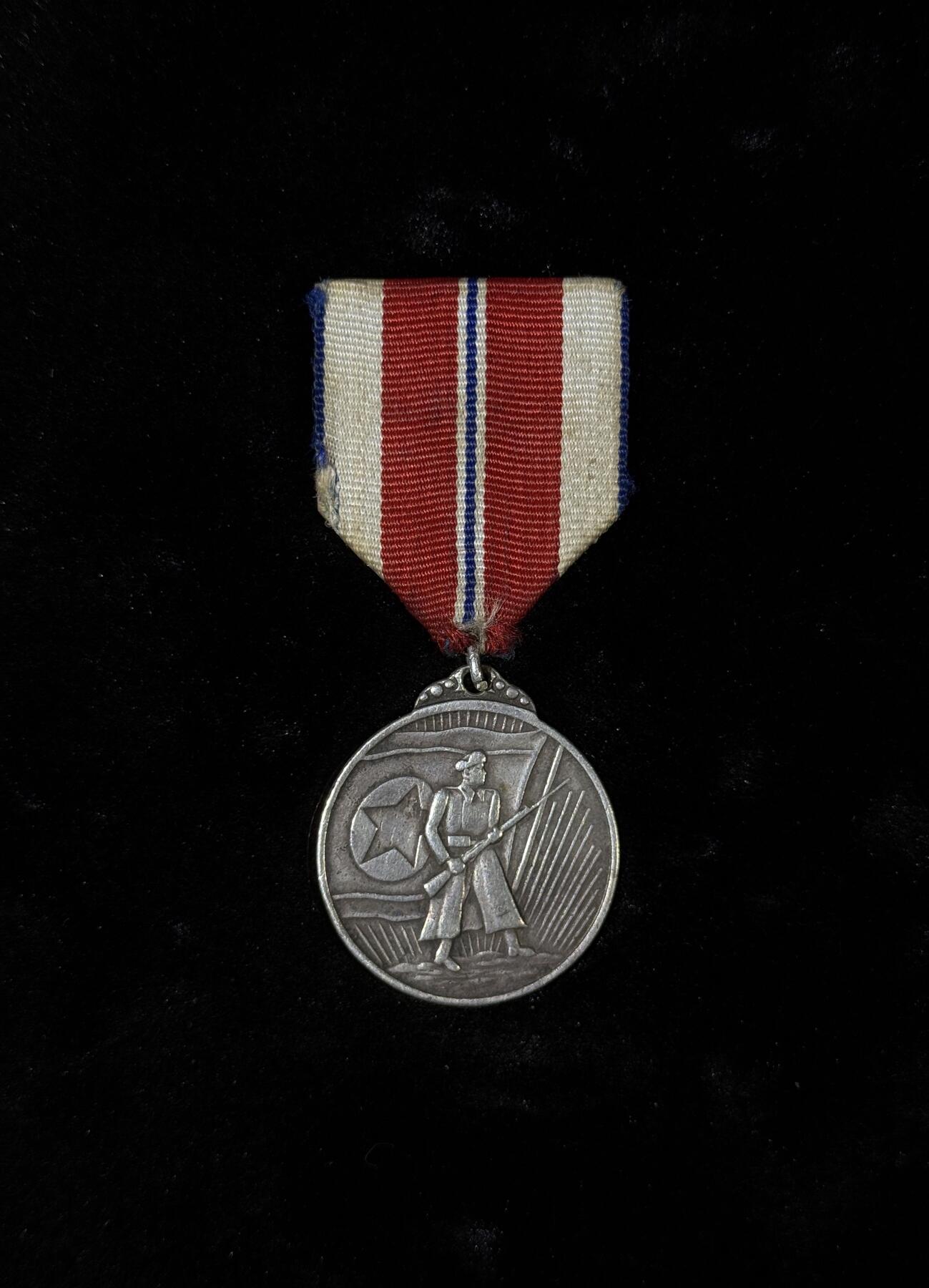 戎马世界章牌大赏第110期 朝鲜军功奖章，早期银制版本