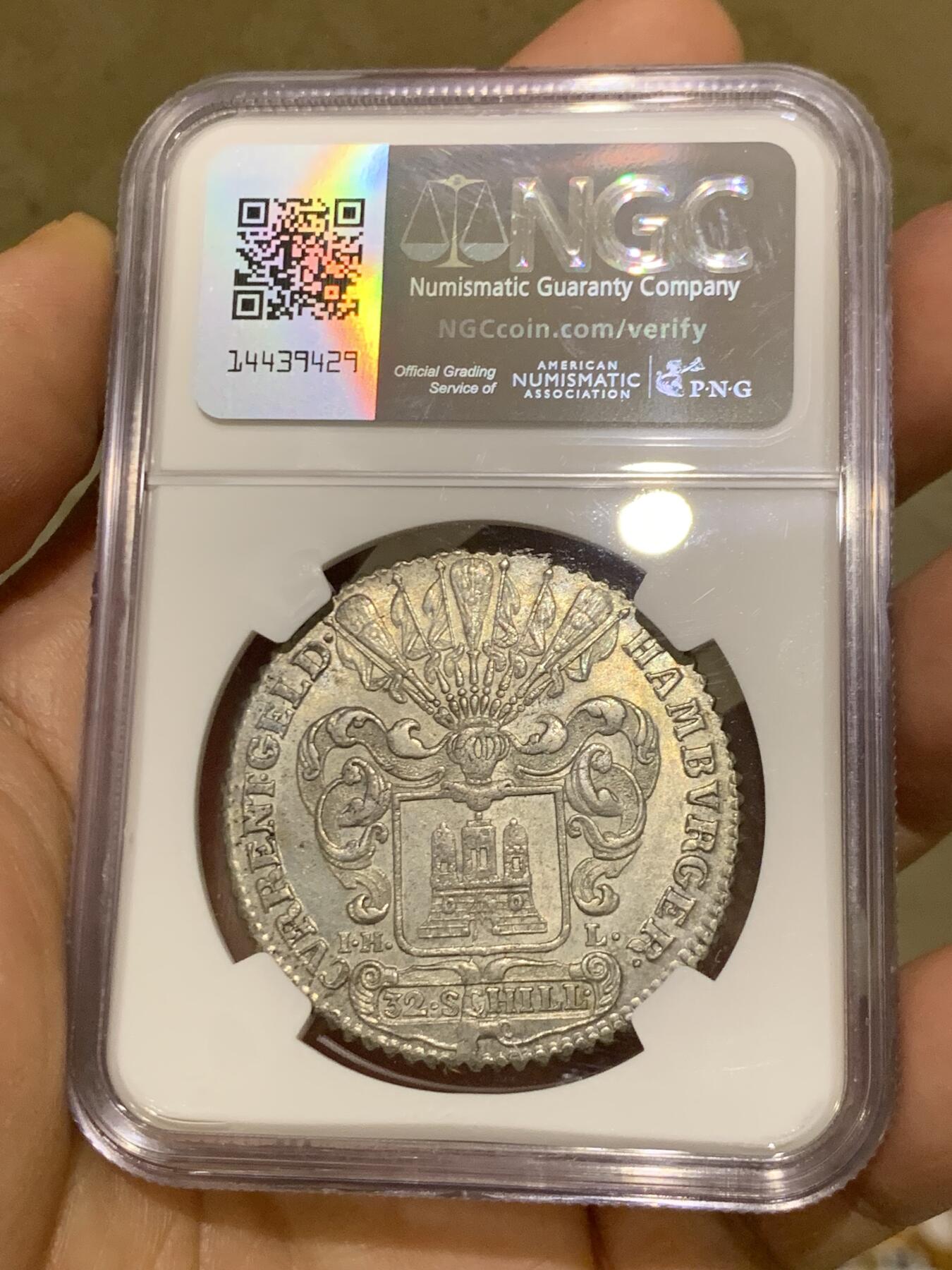 《竞宝斋》第460场 周日，周一，2场连拍 （全场包邮）欢迎送拍 NGC MS64 冠军分 神圣罗马帝国汉堡自由市1758年双头鹰32先令大银币，少见神罗大银，灰彩皮蛋光。双头鹰+汉堡城市徽章，打铸优良，堪称半机制币的样板作。状态卓越，冠军品质