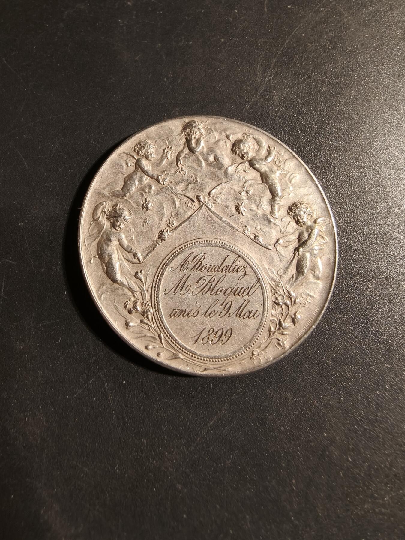 老王徽章第178期 法国婚礼银章    原盒    路易·波特大师经典名作五天使版本     1899年实发       950银     直径37mm     重量21.1g