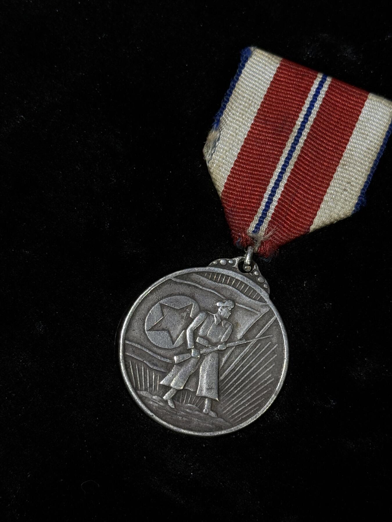 戎马世界章牌大赏第110期 朝鲜军功奖章，早期银制版本