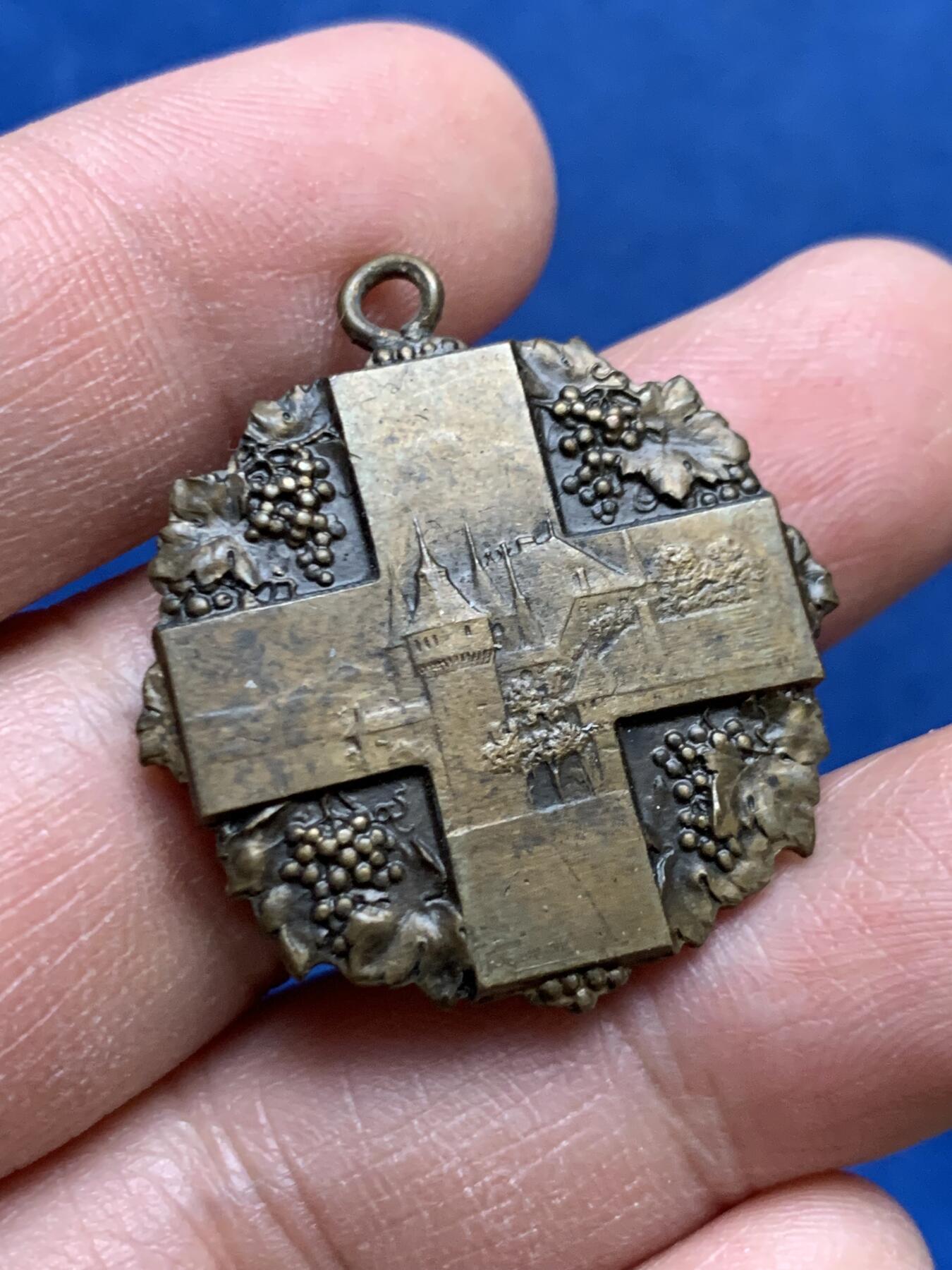 《竞宝斋》第460场 周日，周一，2场连拍 （全场包邮）欢迎送拍 瑞士 1920年 沃州体操节 纪念章 比较少见的品种 30.6X34.3mm 12.2克