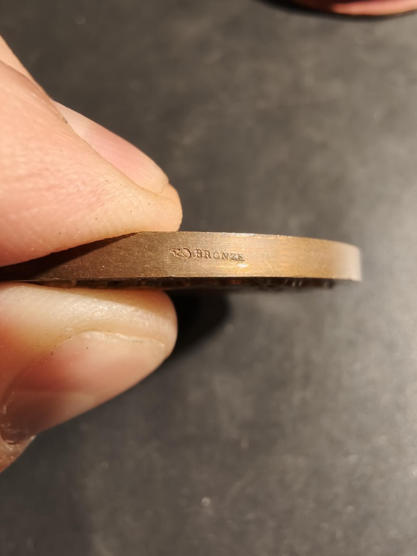 老王徽章第178期 法国工业协会大铜章    原盒    直径50mm    重量64.3g