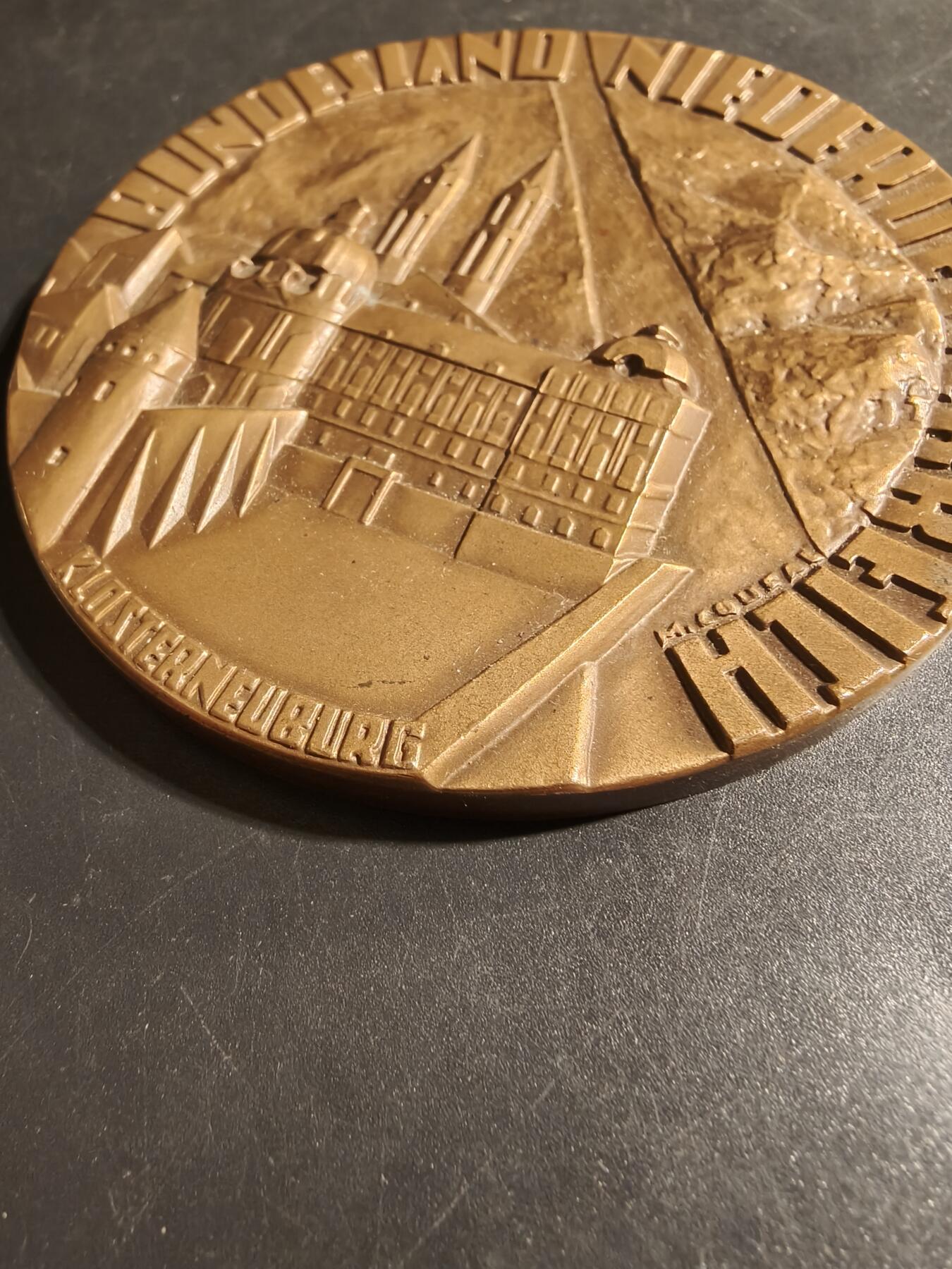 老王徽章第178期 法国克洛斯特新堡修道院大铜章     原盒      直径89mm     重量265.6g