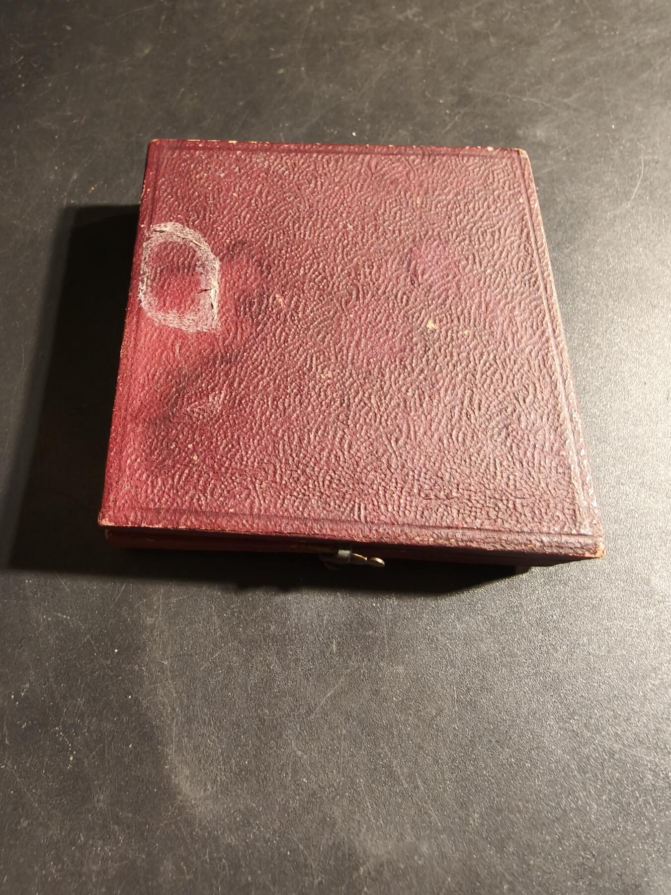 老王徽章第178期 法国图书行业协会镀银大铜章    原盒     正面为公鸡头马丽安娜     直径45mm     重量45.2g