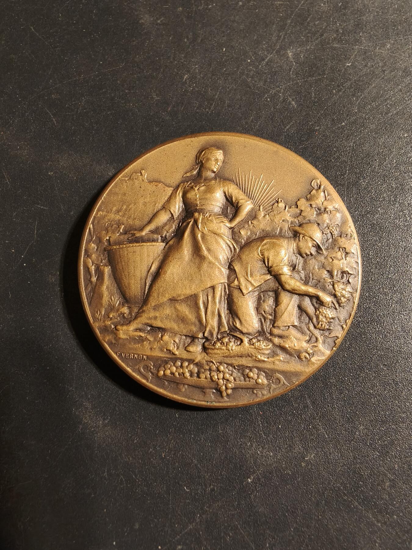 老王徽章第178期 法国沙隆-索昂大区农业和葡萄栽培联盟大铜章      原盒   Vernon作品     直径40mm     重量31.5g