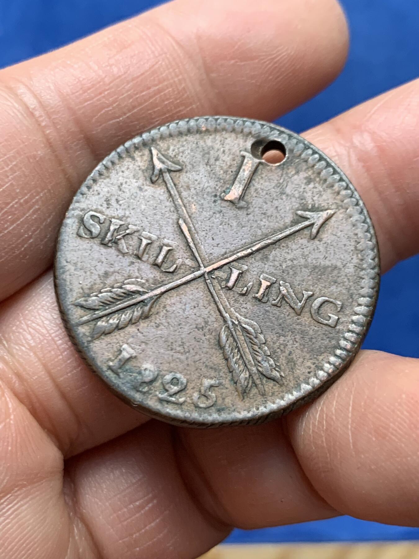 《竞宝斋》第460场 周日，周一，2场连拍 （全场包邮）欢迎送拍 瑞典1825年1斯克林铜币 品相不错 可惜打孔了