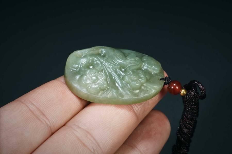 上海都达杂项专场三（全场包邮） 天然和田玉精雕《喜上眉梢》挂件 附鉴定证书86-103