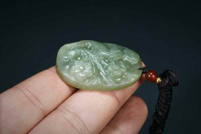 上海都达杂项专场三十四【年后发货全场包邮】  天然和田玉精雕《喜上眉梢》挂件 附鉴定证书86-103