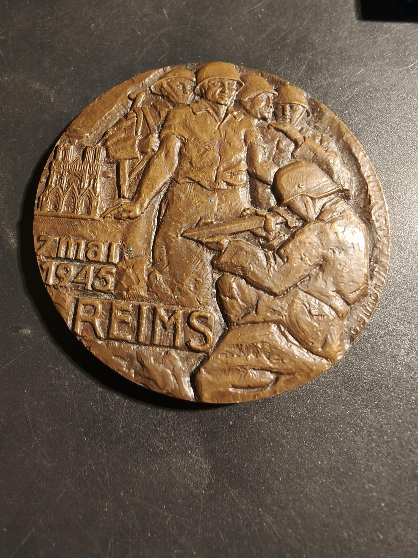 老王徽章第178期 法国1945年3月解放兰斯市大铜章    原盒，盒子卡扣损坏      直径66mm     重量151.7g