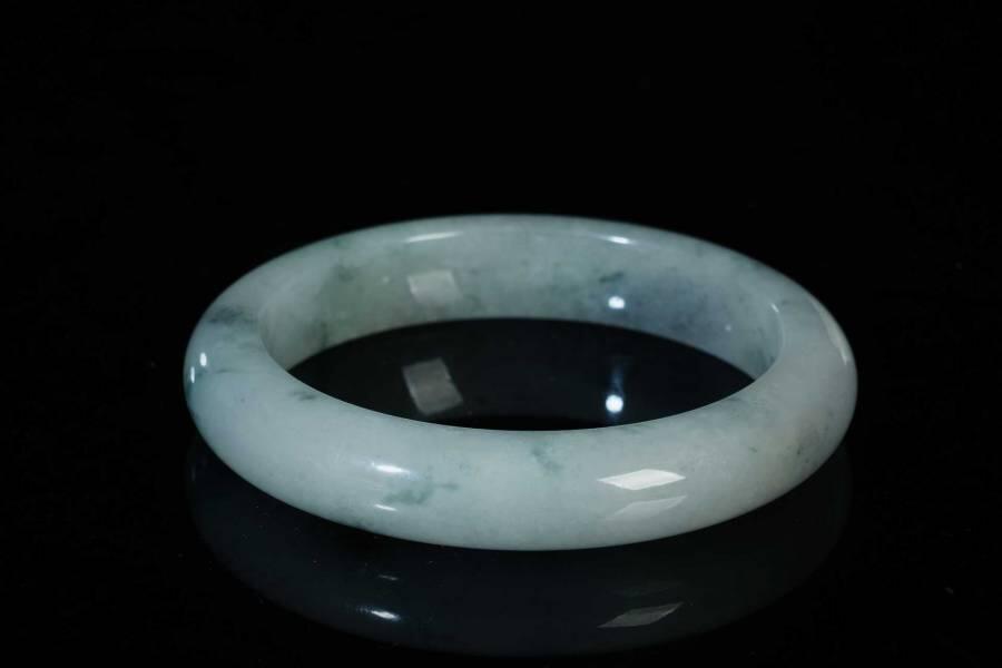 上海都达杂项专场三（全场包邮） 天然冰种飘绿翡翠手镯86-44