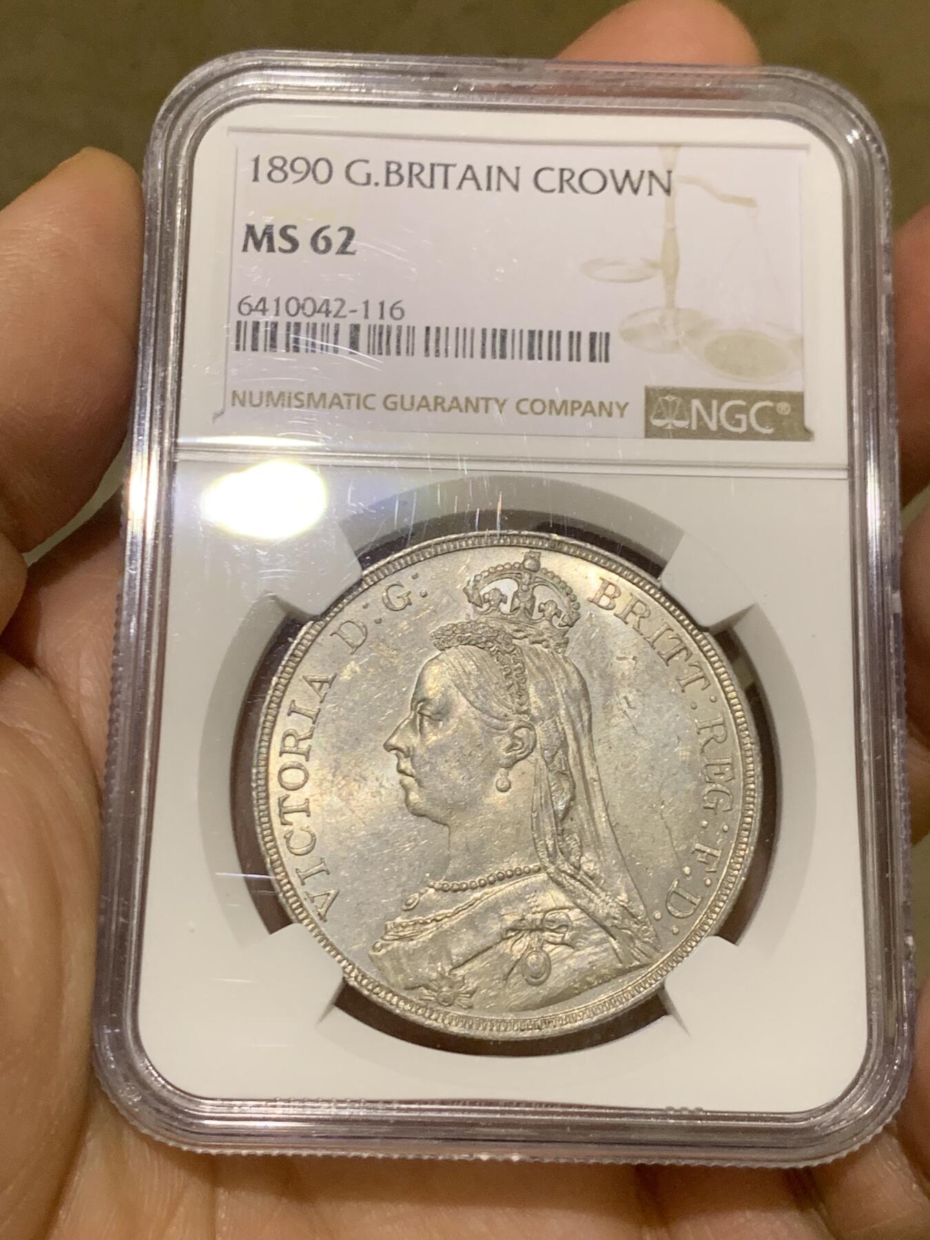 《竞宝斋》第460场 周日，周一，2场连拍 （全场包邮）欢迎送拍 NGC MS62 英国1890年高冠维多利亚马剑1克朗银币