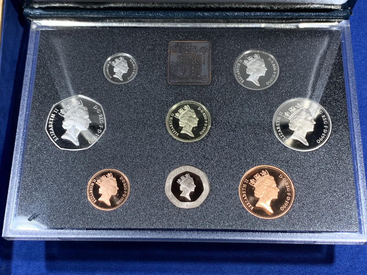 《竞宝斋》第460场 周日，周一，2场连拍 （全场包邮）欢迎送拍 英国1990年精制套币，带1枚1英镑威尔士韭葱精致纪念币，8枚币盒证齐全，品相精美，高档盒装