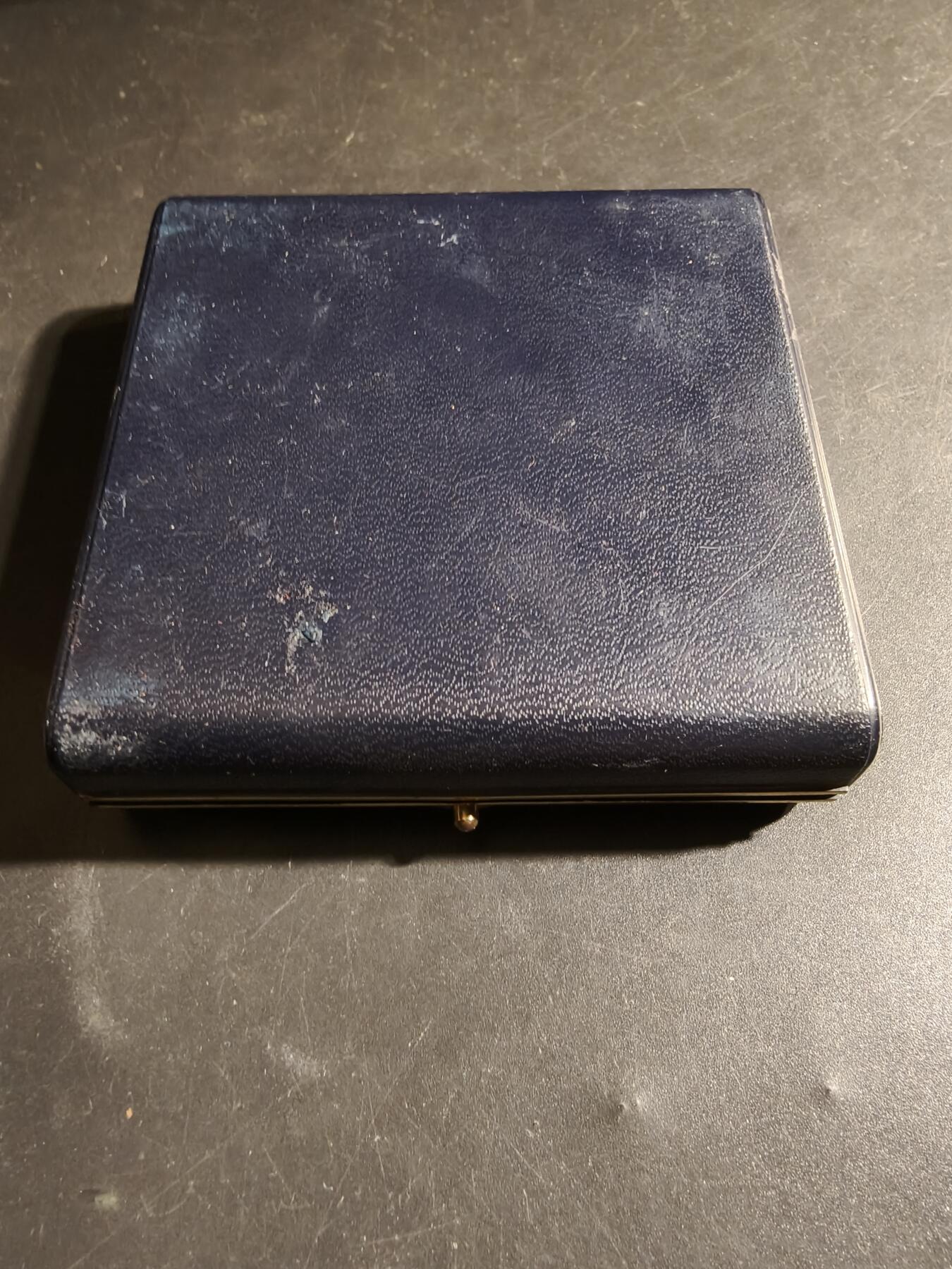 老王徽章第178期 法国哈库尔兄弟公司主席大铜章     原盒      直径80mm     重量222.5g