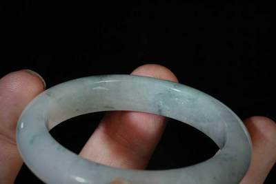 上海都达杂项专场三十四【年后发货全场包邮】  天然冰种飘绿翡翠手镯86-44