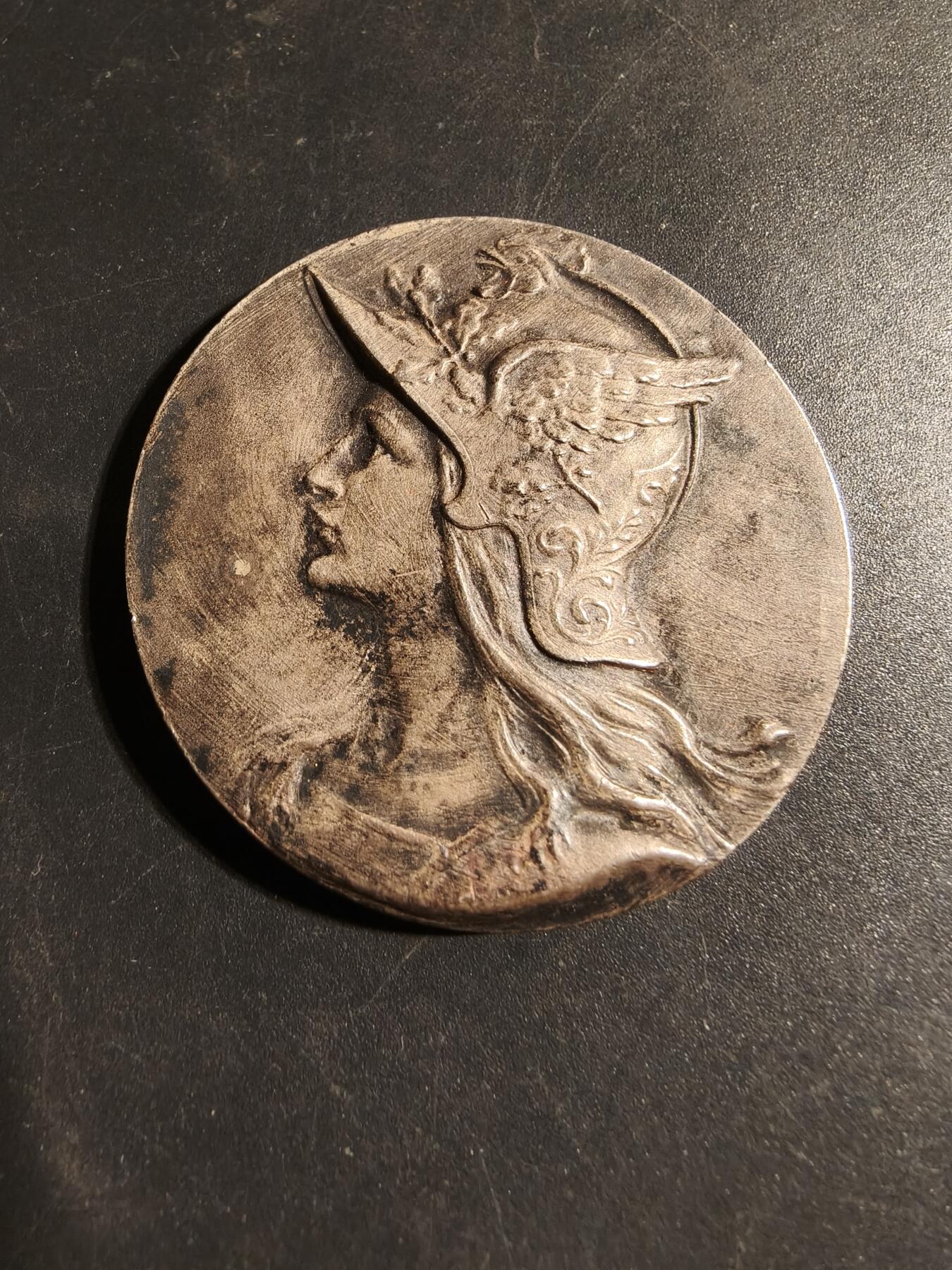 老王徽章第178期 法国图书行业协会镀银大铜章    原盒     正面为公鸡头马丽安娜     直径45mm     重量45.2g