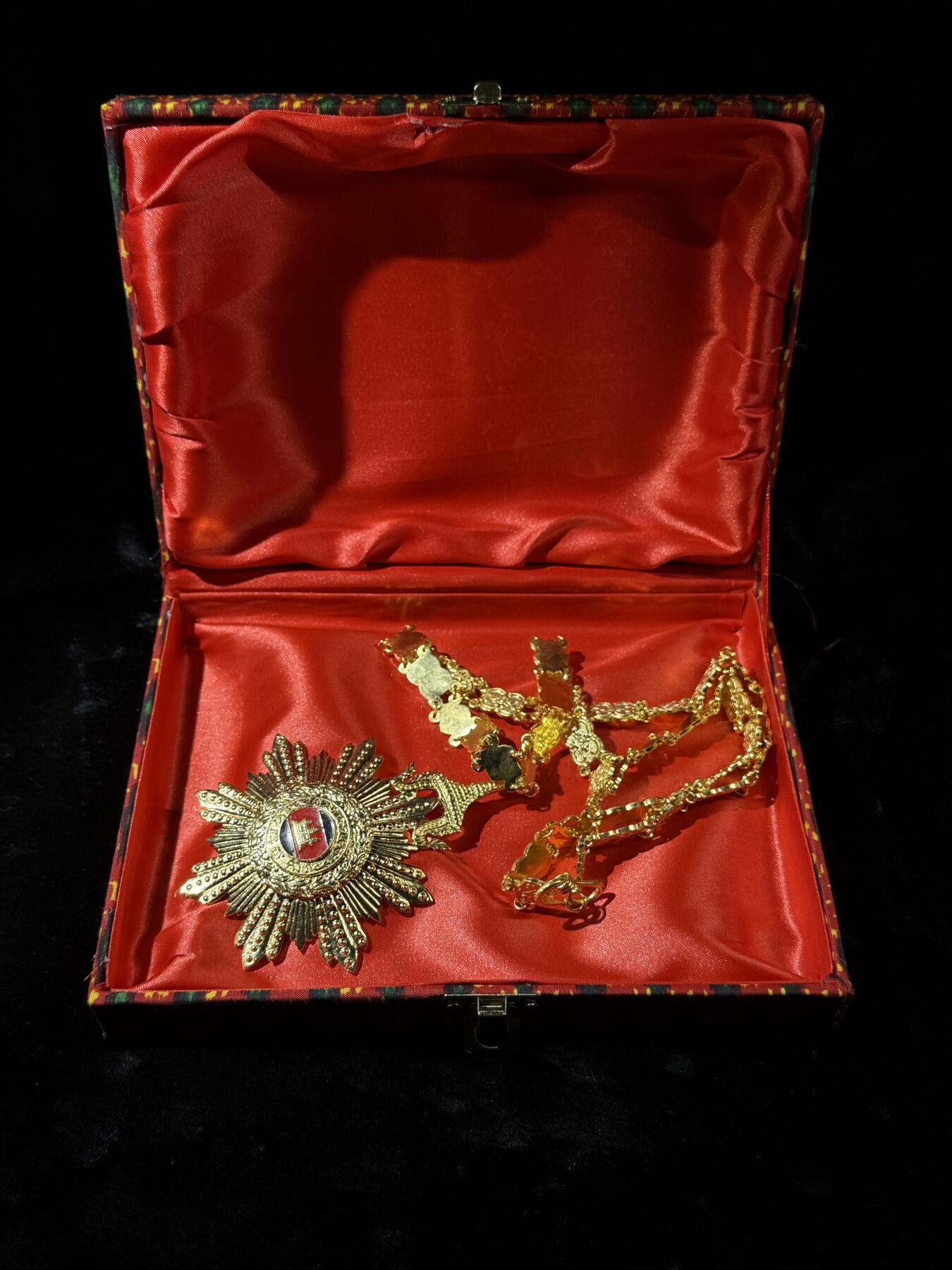 戎马世界章牌大赏第110期 柬埔寨皇室勋章大链章 最顶级